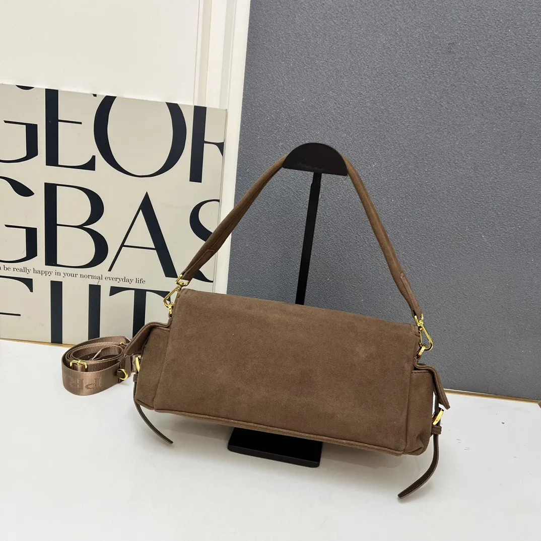 💰240包邮❗ 新款邮差包🎉1A395全皮🎉 这款手袋完美融合精致与功能性，采用再生尼龙材质，轮廓柔和，配有多个口袋。轻盈实用的设计结合运动与百搭元素，饰有涂珐琅三角形金属徽标，搭配皮革细节。配有2条肩带可拆卸，容量大，太完美，又是一款永久不过时爆款，大号男女共用，赶紧入手吧 小号:长30x高14x底10cm