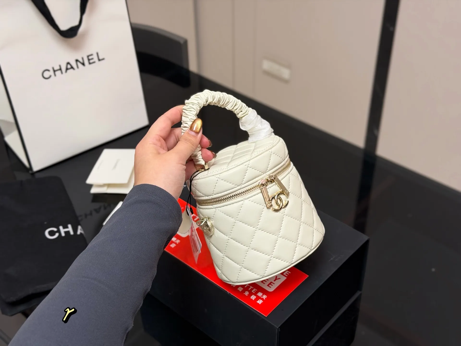 ¥165 折叠盒 香奈儿Chanel 是美到炸裂的水桶包!! 很精致,容量也超级力! 手机纸巾卡 包唇膏绝无问题,精致得不行! 而且.上身效果棒棒的,链子长度刚好, 取东西 超方便 上身效果不错,不挑人,轻巧, 容量大,肯定实用! 尺寸:13.13cm