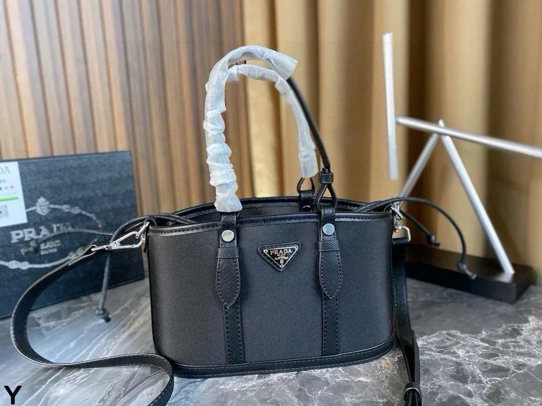 p125/p120 配盒🎁 Prada/普拉达家尼龙包! 犹如潇洒在普拉达女包的体闲生活中穿梭 内设贴袋 可拆卸式斜挎肩带 面料纹路清晰 走线均匀! 尺寸:24*14/21*12
