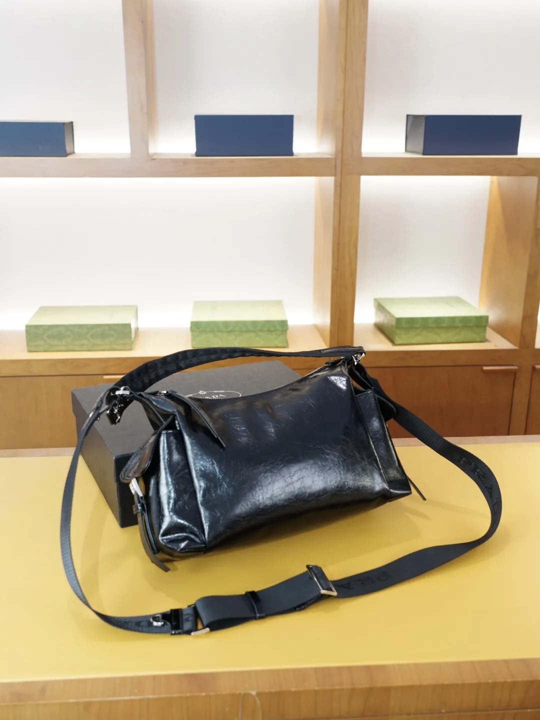 P140 🇮🇹 PRADA 普拉达 官网同步 高版本 斜挎单肩背包 永恒不过时的标志性产品 纯原单牛皮 顶级五金制作 非市面普通版本 贸易公司订单货 全部实拍 实用性非常高 完全不用担心穿搭 配全套包装礼品盒 【规格：30x20x10】