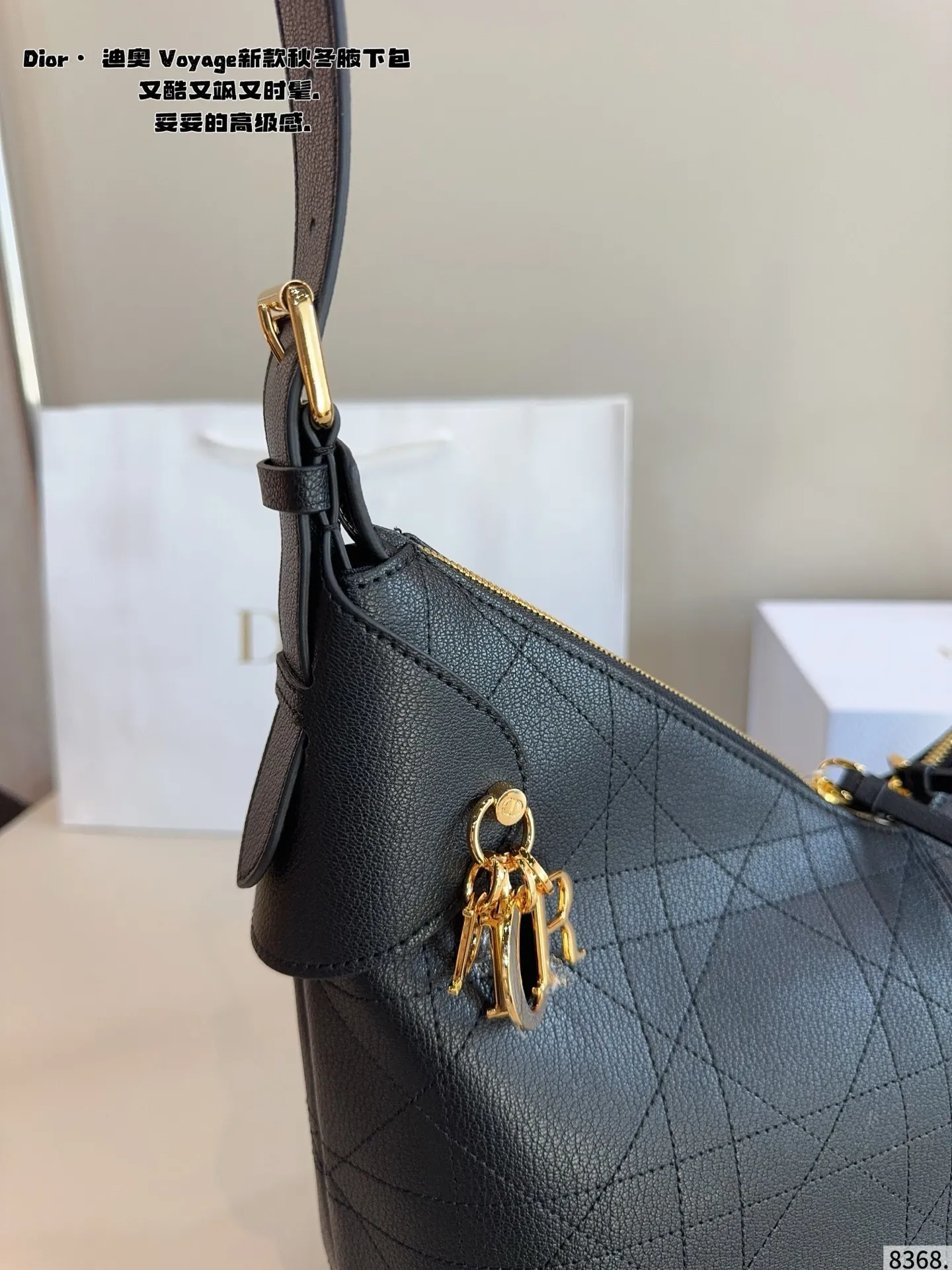 p210 又发现新款啦🤩Dior Voyage秋冬系列腋下包 又是一个迪奥新款腋下包，直接击中心巴上[哇R] 自带松弛感，包形柔软又随意～ 复古的粒面牛皮，经典藤纹格，双拉链设计～ 整体高级又时髦，精致感满满的字母吊坠～ 细节非常到位，超大的容量，自用很轻便哇 背上身满满的松弛感哇尺寸：36*13*29cm