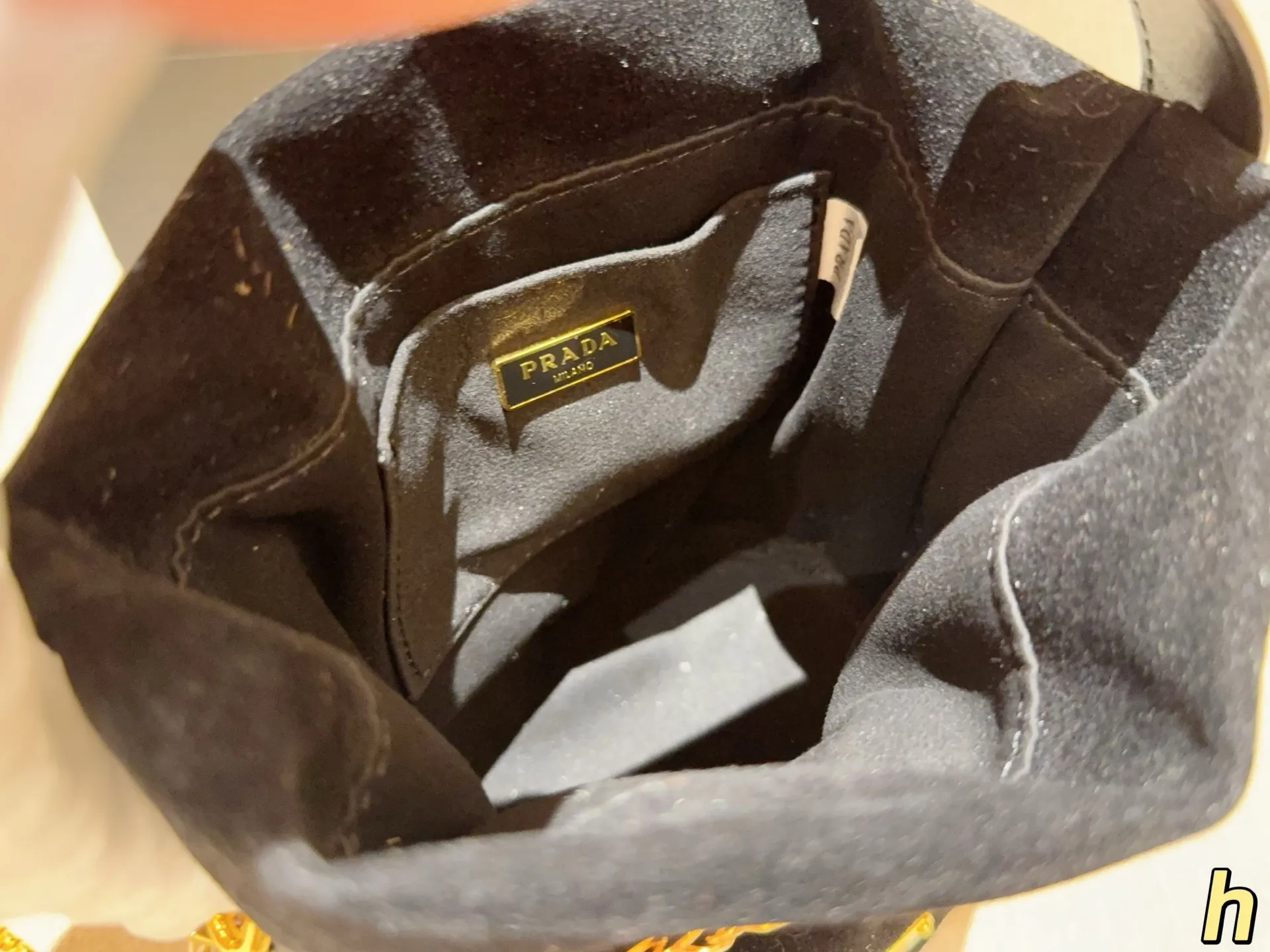 💰120 Prada普拉达 25ssMariner麂皮绒水桶包~链条斜挎包~ 尺寸:17×18×12 礼盒包装🎁