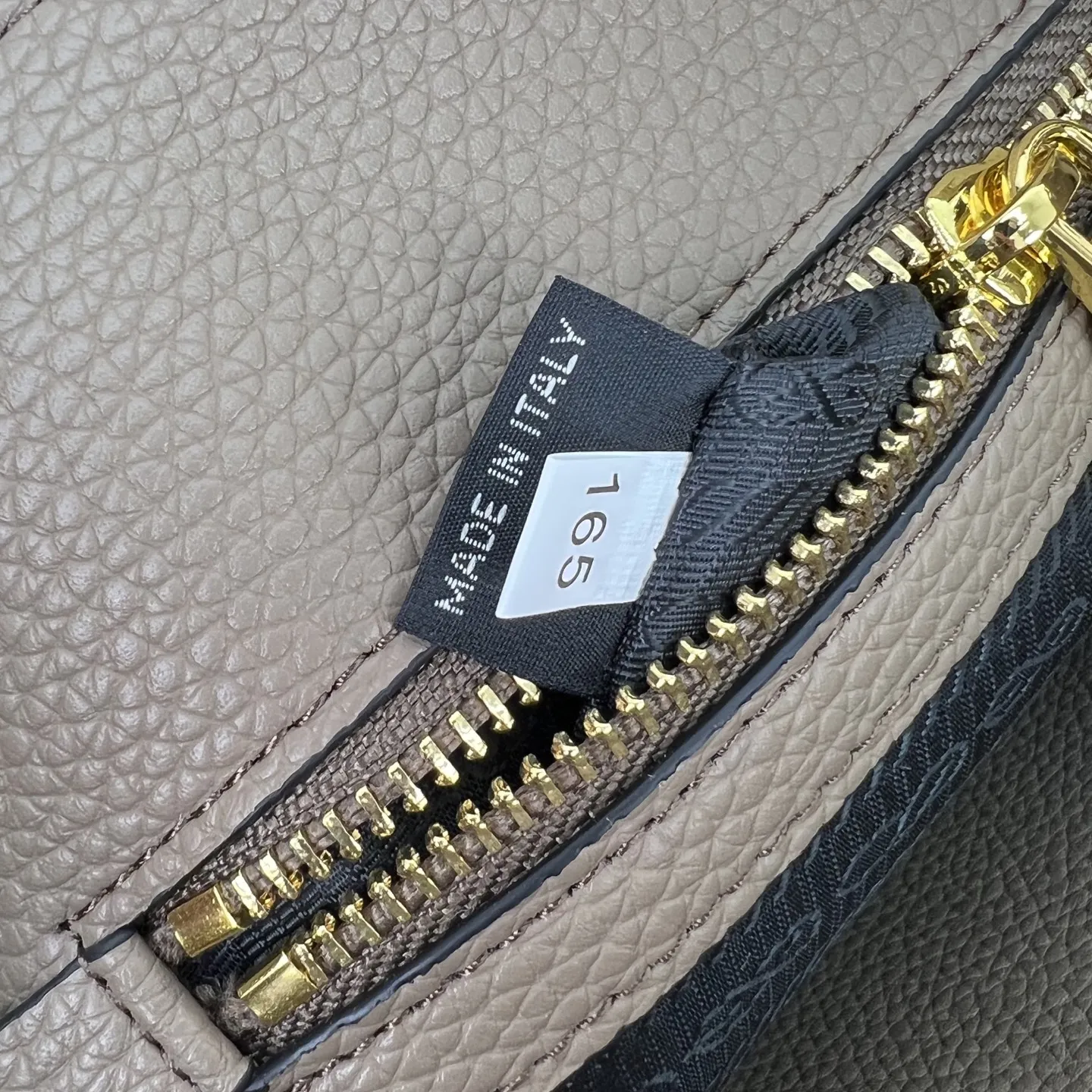 定制版💰318包邮❗ P家新款,专柜正品有售【顶级原版质量】 !型号:1BA157,尺寸:31×23×14cm 175工厂出品,必定精品 🌹配双肩带💋大荔枝纹小牛皮 皮革双提手 可拆卸可调式皮革肩带 可拆卸可调式彩色织物肩带 镀金配件 金属刻字Logo 拉牌!