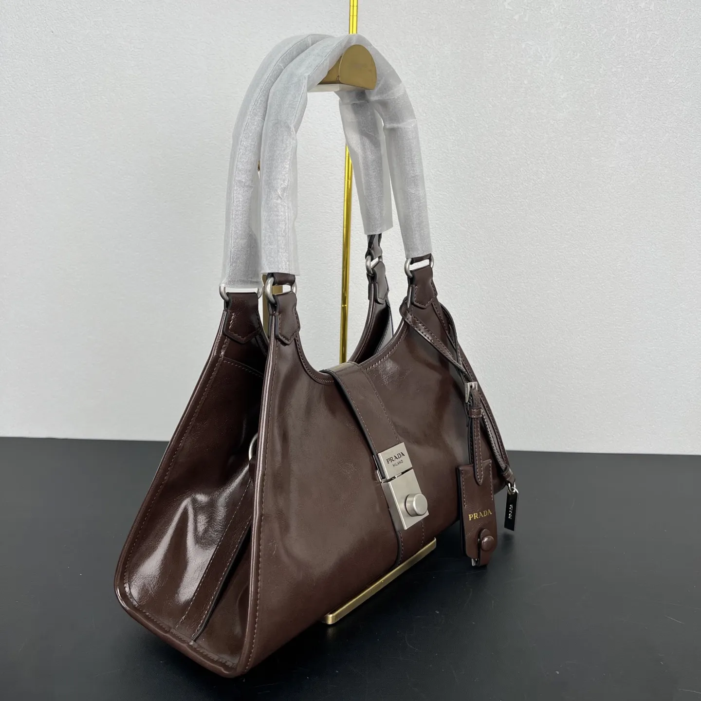 定制版💰338包邮‼️ 🎉新品🎉1BG563新款🎉🎉 这款走秀款采用进口油腊皮,顶级五金,前幅配有插扣锁开合,容量空间大,又可手提又可肩背,上身效果非常大气时尚,喜欢宝宝们,赶紧入手吧🎉🎉 长30.5x高17.5x底9cm🎉🎉🎉