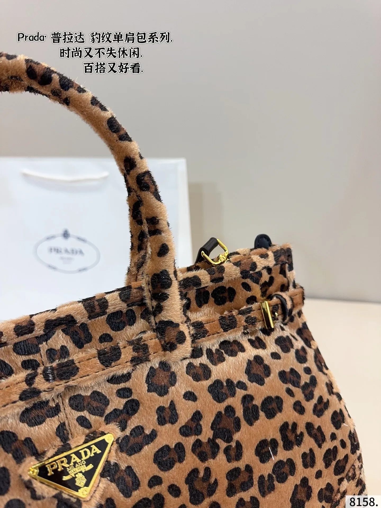 p180 普拉达PRADA Soft lux单肩包. 质感很高级 容量超级大也很耐用 日常出街背它回头率百分百 就是这种随性慵懒感尺寸：38*13*28cm