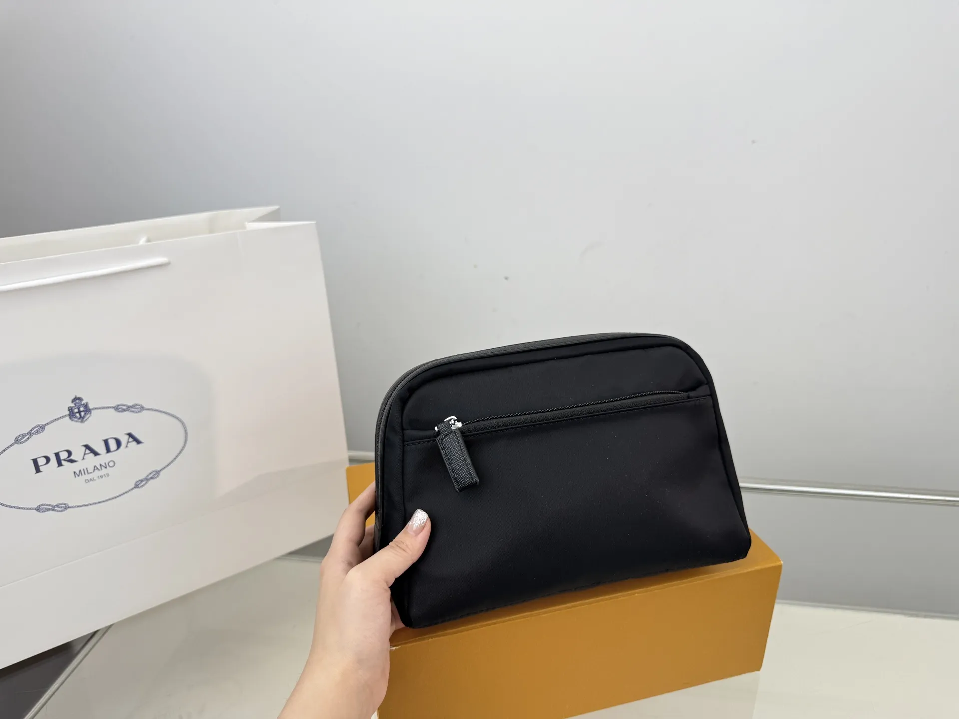 (无盒⚠️)p105 Prada 普拉达 尼龙布手拿包 手包 经典百搭 实物拍摄 原厂原版面料 size:12*22cm