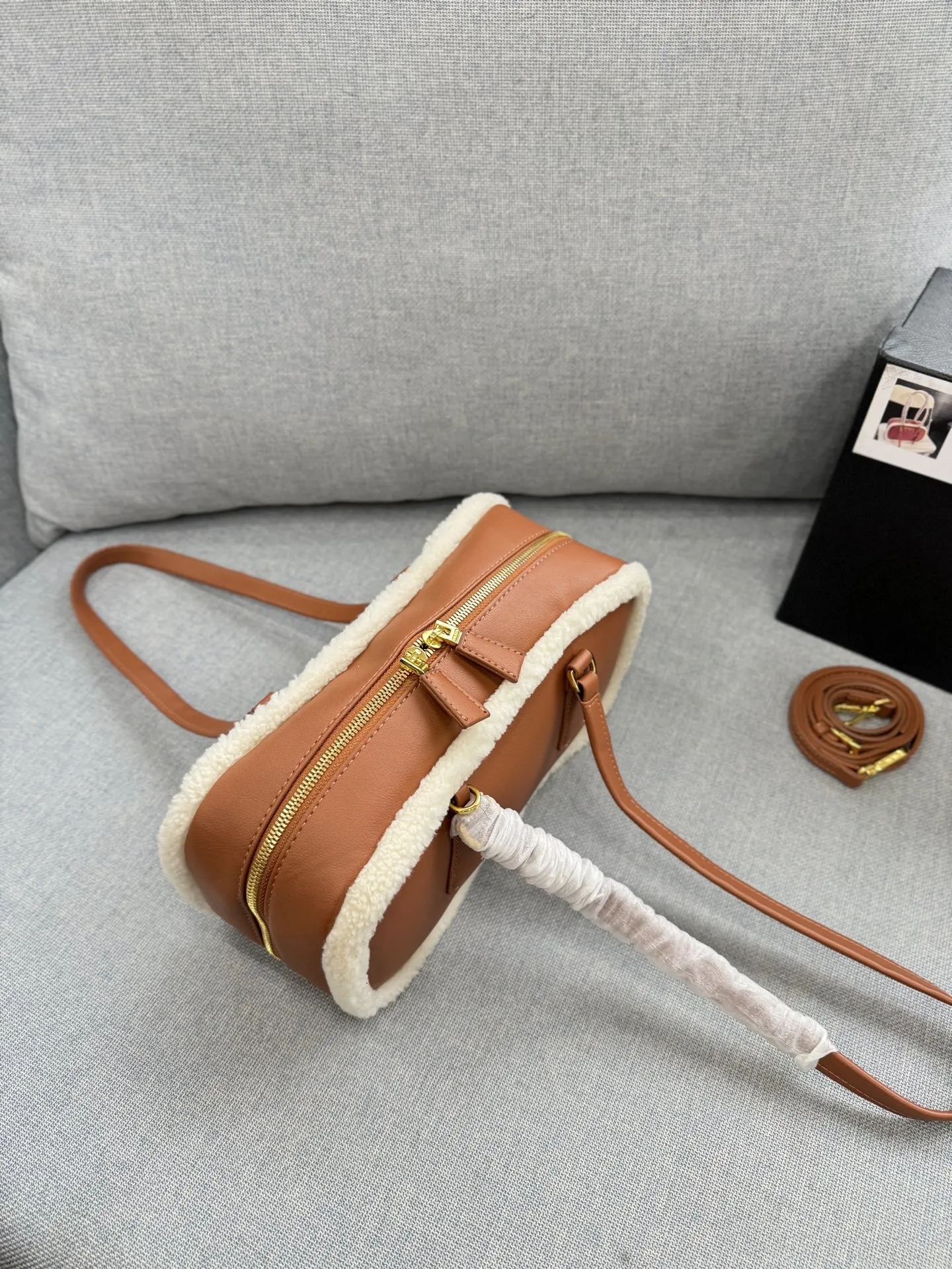 💰150 天地盖 size:28×15 PRADA普拉达 腋下包 手提单肩包 皮质手感柔软细腻,自带淡淡的皮香味,巧妙融合多种元素,呈现出独特而时尚的美学风格, 简约又有质感~