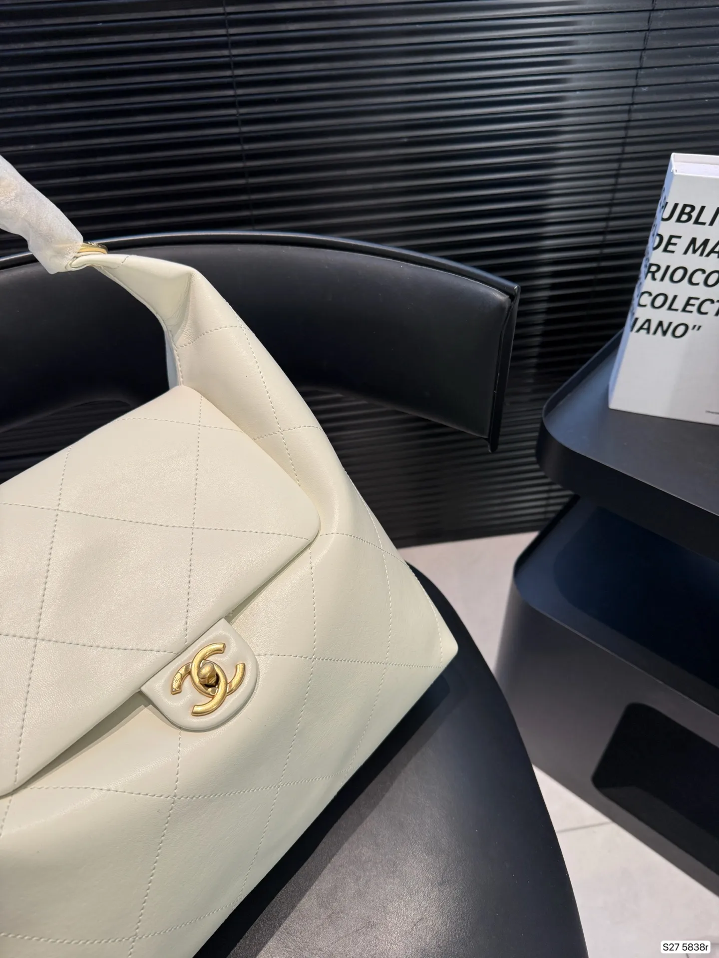 P185 Chanel奶白编织链包｜是仙女包没错了 谁能拒绝奶白色的温柔暴击⁉️ 香奈儿这系列把优雅刻进了DNA 日常通勤、出街都能搭 菱格纹+编织金属链手柄 奶白色皮质干净又高级 金色双C扣精致感拉满，温柔又大气 尺寸32 27 货号5838