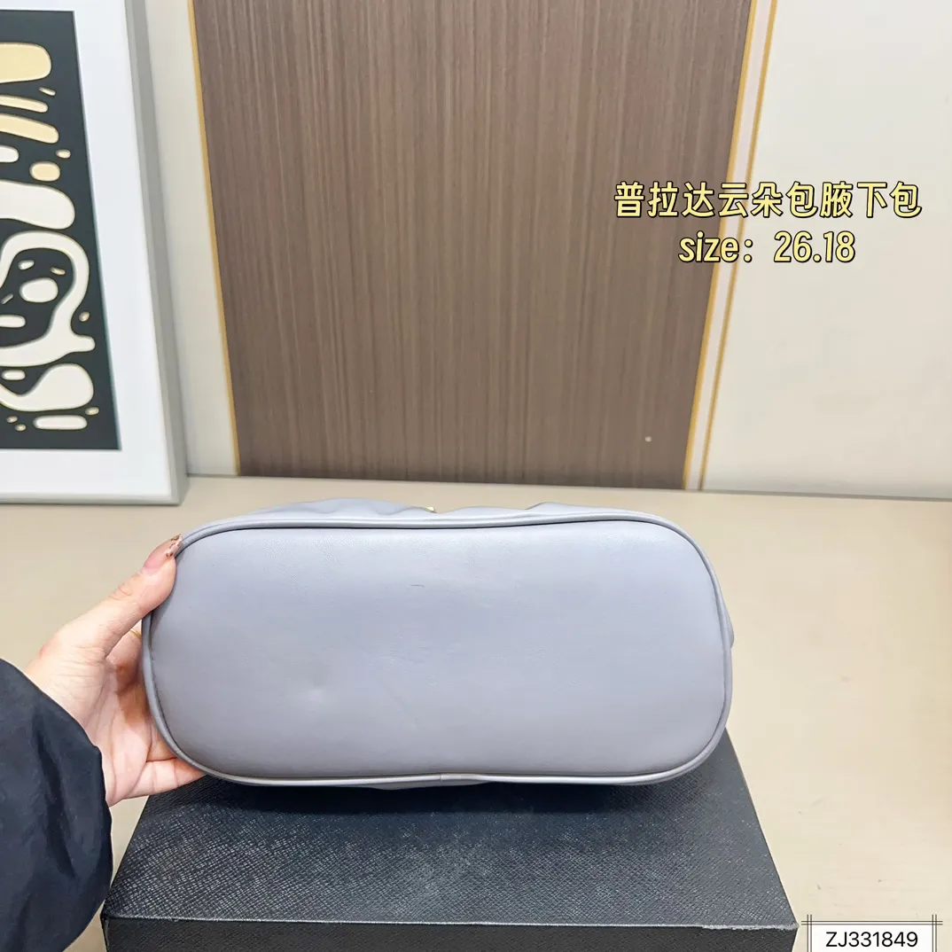 💰165 折叠盒 尺寸26×18 Prada 普拉达 Dada腋下包 因蓬松柔软的外形被称为“云朵包”,触感细腻。细长饰带束出自然褶皱,展现松弛高级的“Raw Glamour”风格。磁吸扣设计,容量可观,适合通勤或约会,轻松搭配各种穿搭,时髦又实用
