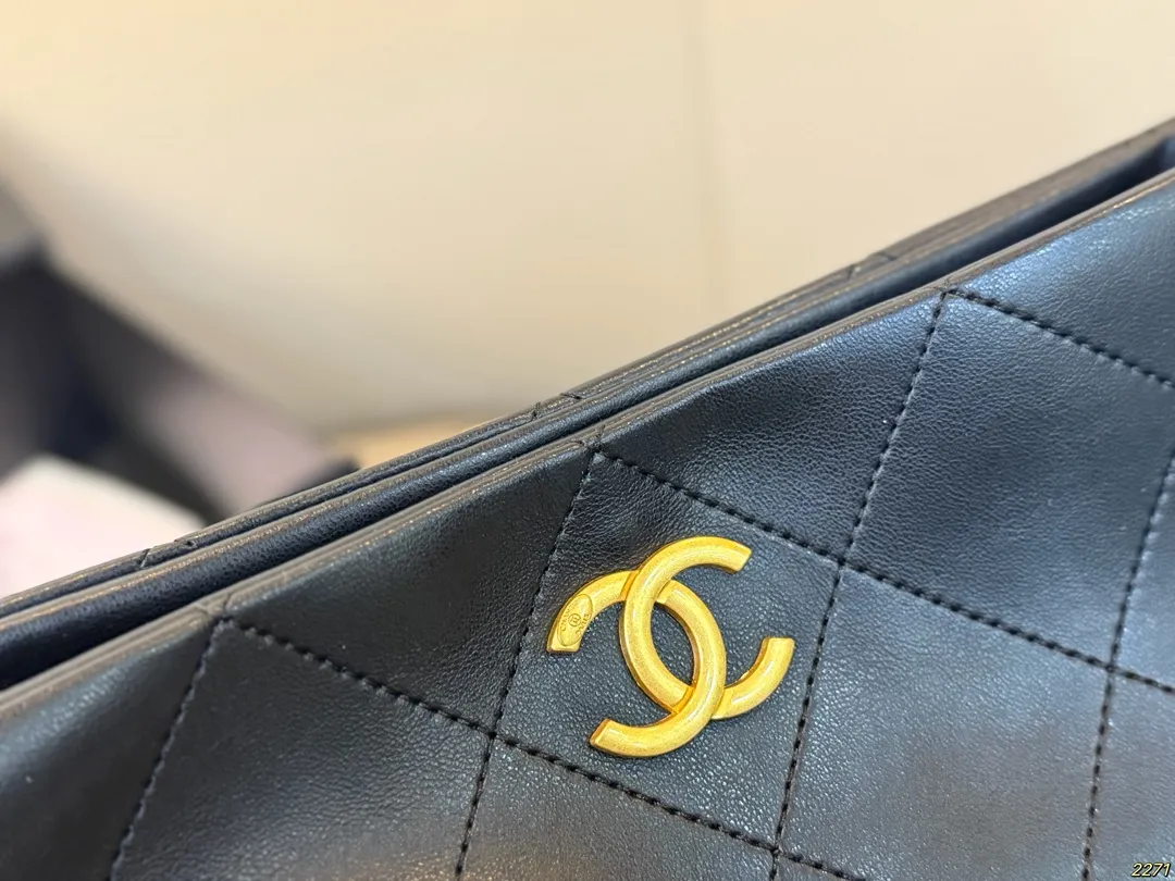 ¥150折叠盒 香奈儿CHANEL Hobo腋下包 这款觉得手拎就很好看 配休闲装很酷啊! 实物很漂亮 质感超级棒 尺寸:32 29