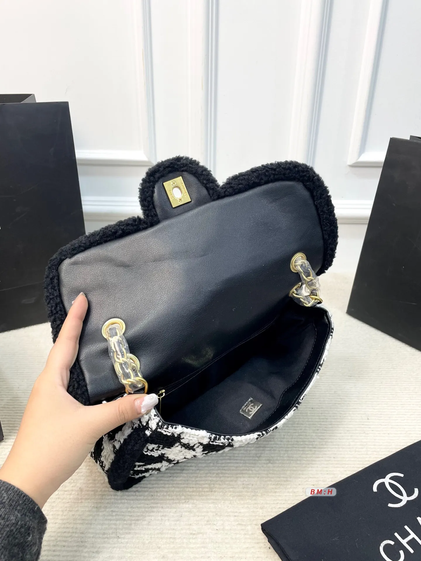 💰210 香奈儿CF系列25N黑白千鸟格粗花呢包链条包斜挎包,经典千鸟格纹+金色链条,优雅复古气质满分✨。毛呢材质柔软有质感,秋冬搭配大衣毛衣超有氛围感!日常通勤、出街都很实用,手机卡包轻松装下。金属双C标志+皮穿链条,细节精致,肩带可调节,单肩斜挎都OK。 尺寸:29*10*20