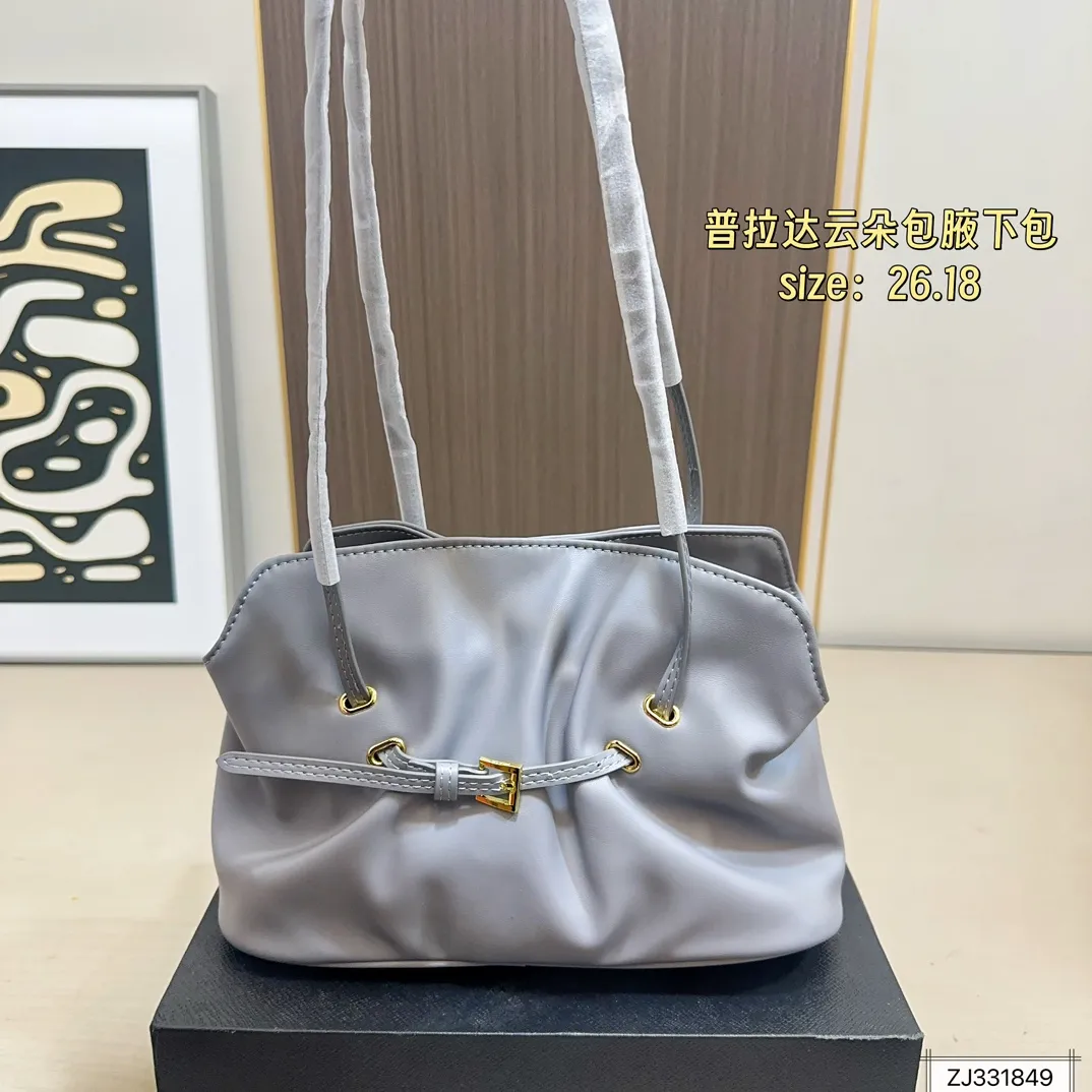 💰165 折叠盒 尺寸26×18 Prada 普拉达 Dada腋下包 因蓬松柔软的外形被称为“云朵包”,触感细腻。细长饰带束出自然褶皱,展现松弛高级的“Raw Glamour”风格。磁吸扣设计,容量可观,适合通勤或约会,轻松搭配各种穿搭,时髦又实用