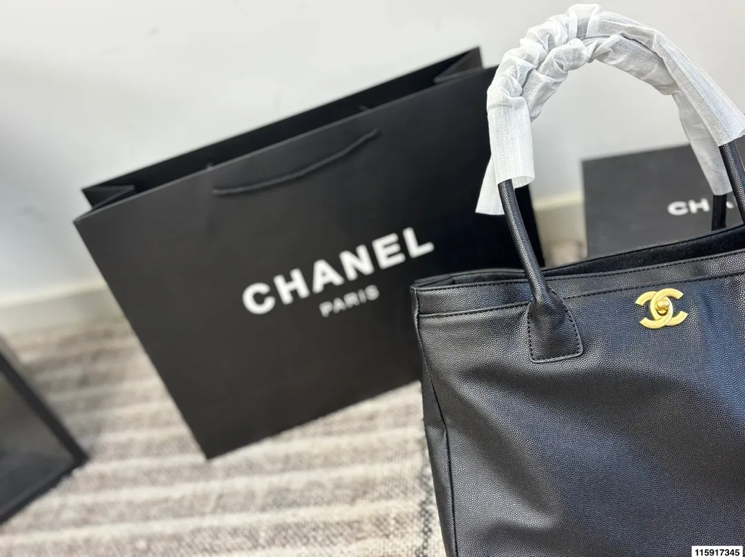 p155 尺寸36.23 Chanel 香奈儿 cerf 鱼子酱荔枝皮 公文包 经典永不过时的Cerf包型，简约大气又实用[哇R]鱼子酱牛皮耐磨耐造有质感！还是黑金配色