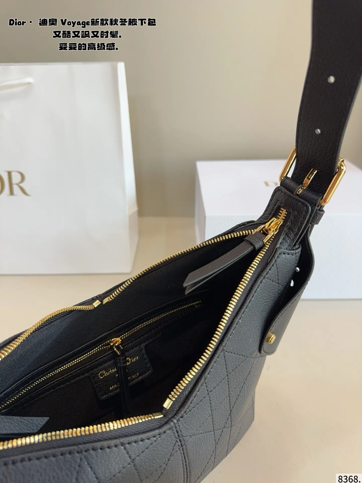 p200配礼盒🎁. 又发现新款啦🤩Dior Voyage秋冬系列腋下包 又是一个迪奥新款腋下包，直接击中心巴上[哇R] 自带松弛感，包形柔软又随意～ 复古的粒面牛皮，经典藤纹格，双拉链设计～ 整体高级又时髦，精致感满满的字母吊坠～ 细节非常到位，超大的容量，自用很轻便哇 背上身满满的松弛感哇尺寸：21*9*20cm