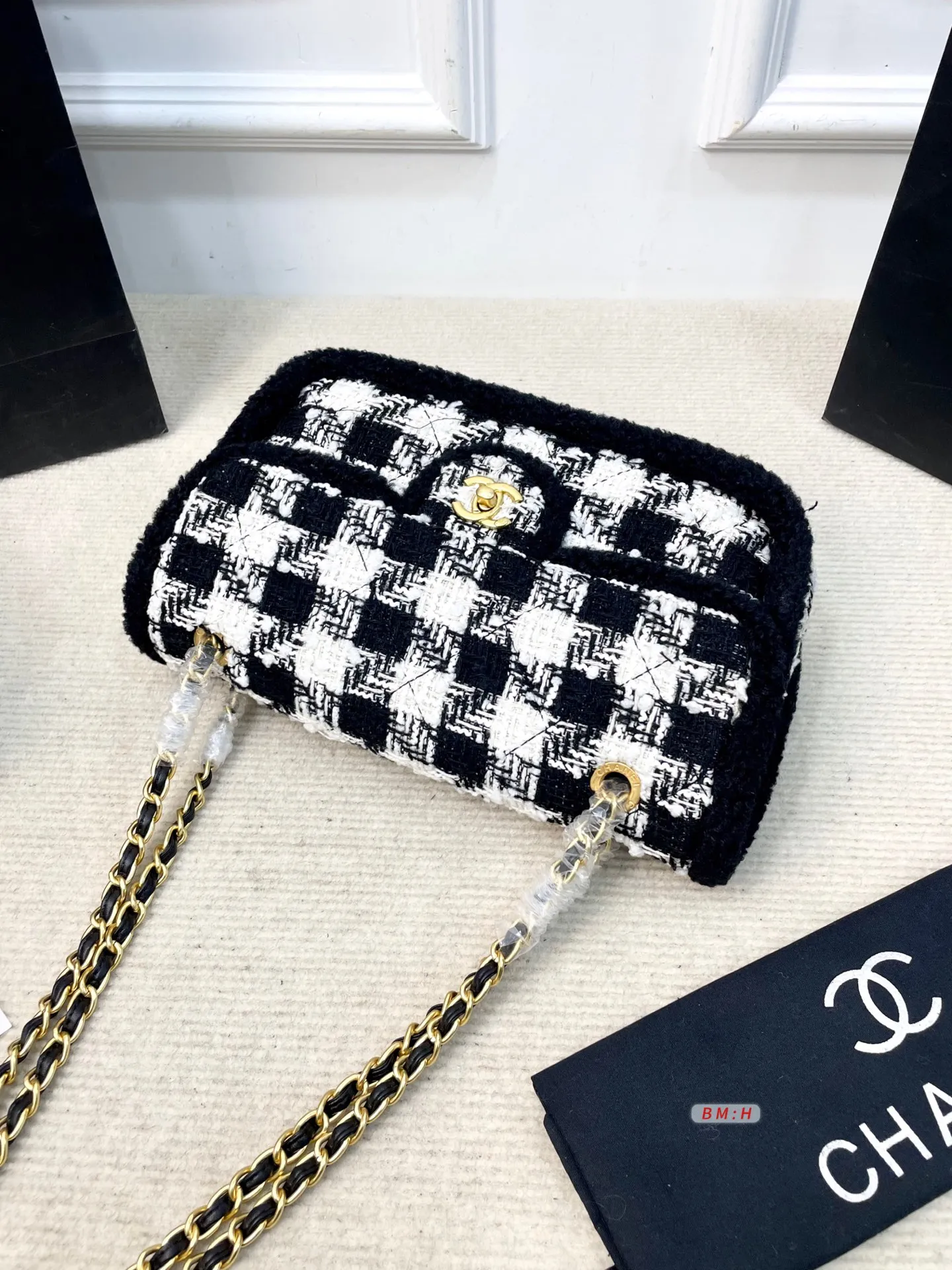 💰210 香奈儿CF系列25N黑白千鸟格粗花呢包链条包斜挎包，经典千鸟格纹+金色链条，优雅复古气质满分✨。毛呢材质柔软有质感，秋冬搭配大衣毛衣超有氛围感！日常通勤、出街都很实用，手机卡包轻松装下。金属双C标志+皮穿链条，细节精致，肩带可调节，单肩斜挎都OK。 尺寸：29*10*20