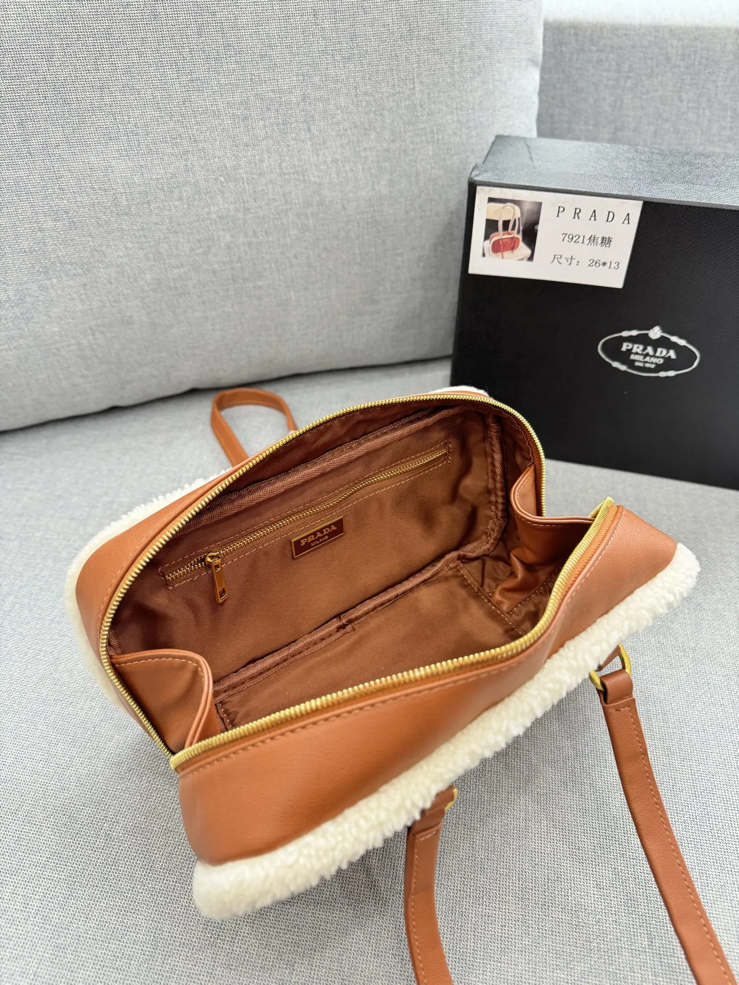 💰150 天地盖 size：28&times;15 PRADA普拉达 腋下包 手提单肩包 皮质手感柔软细腻，自带淡淡的皮香味，巧妙融合多种元素，呈现出独特而时尚的美学风格， 简约又有质感~