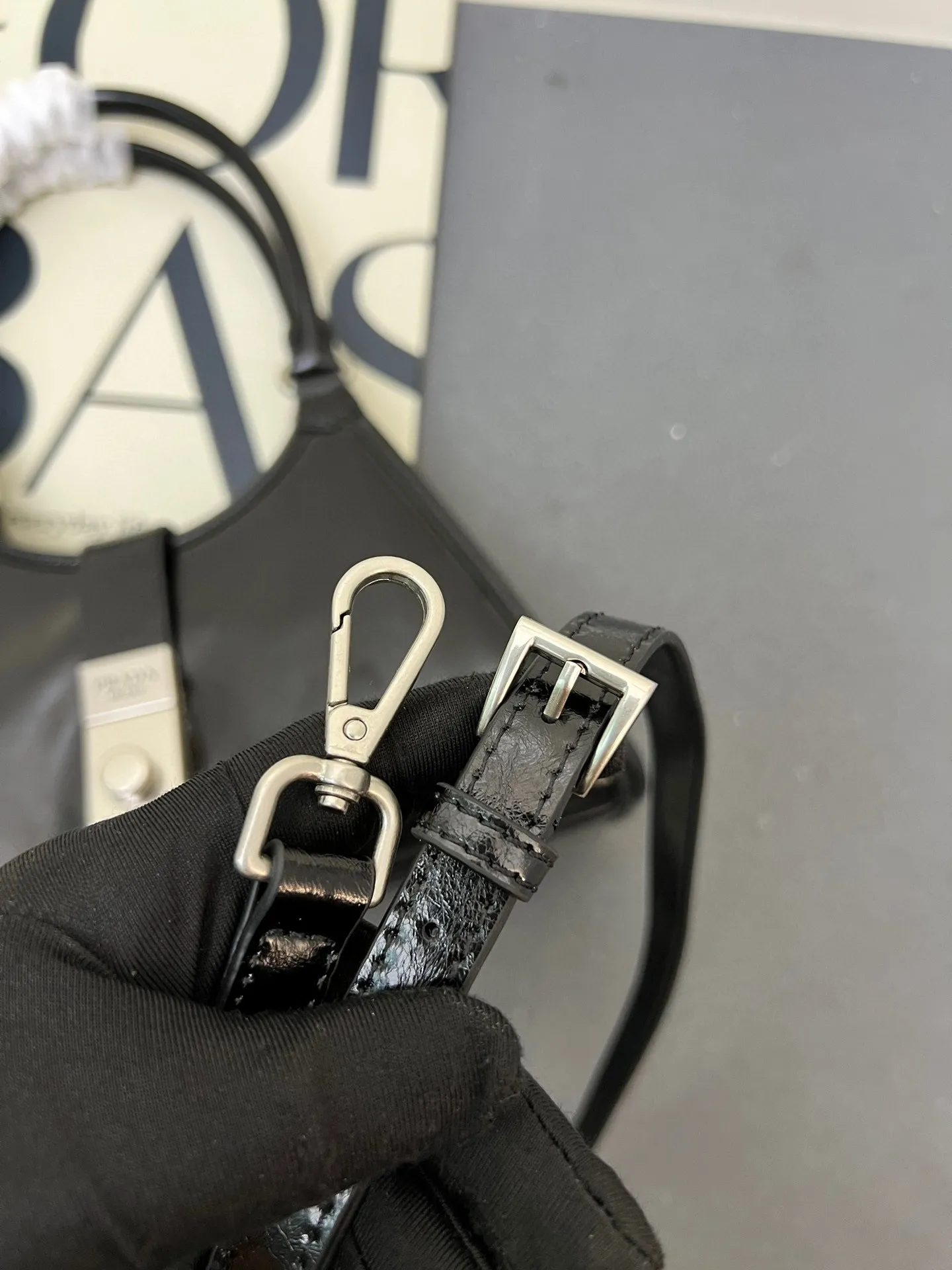 💰248包邮‼️ 🎉新品🎉1BG563春夏新款🎉🎉 这款走秀款采用进口油腊皮，顶级五金，前幅配有插扣锁开合，容量空间大，又可手提又可肩背，上身效果非常大气时尚，喜欢宝宝们，赶紧入手吧🎉🎉 长30.5x高17.5x底9cm