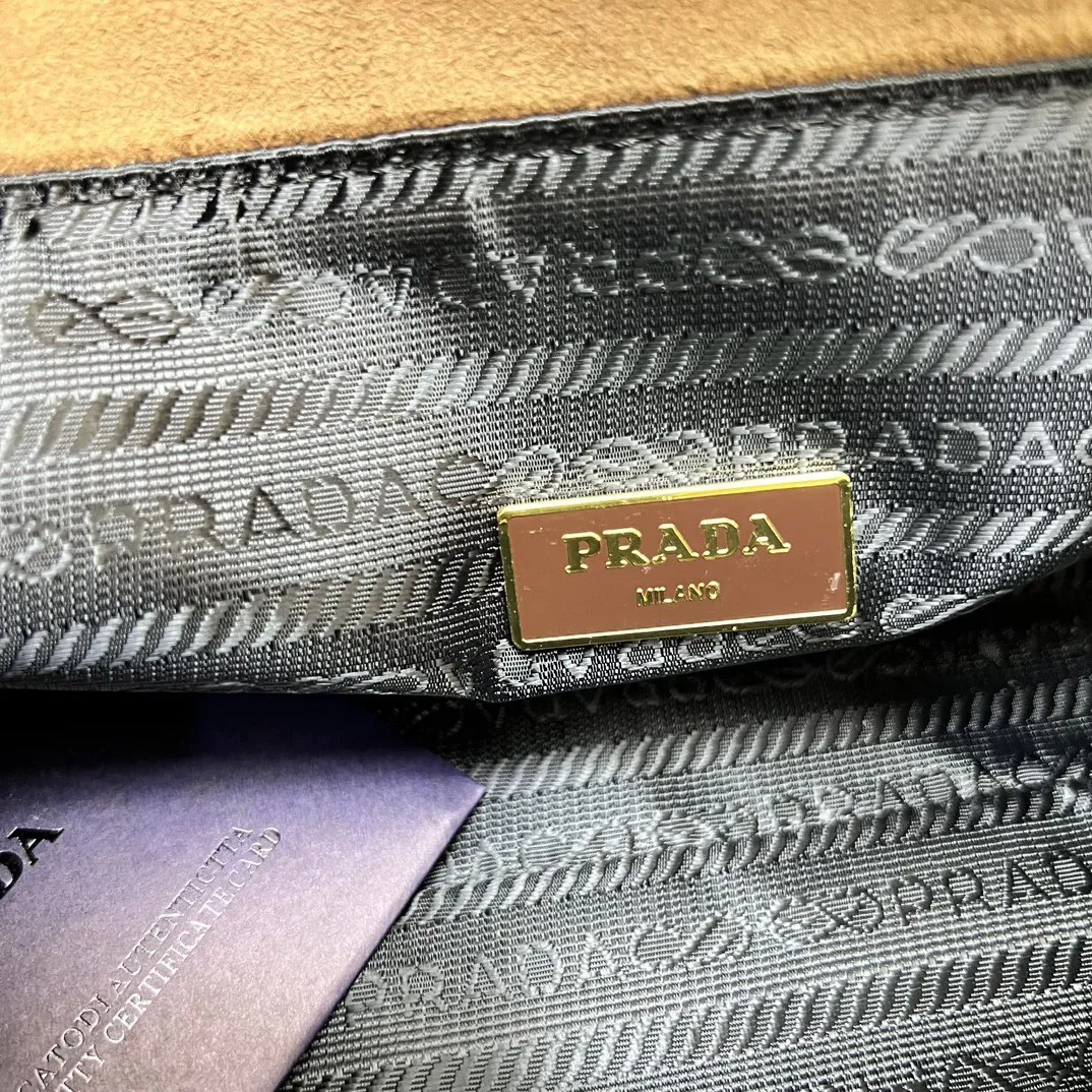 💰240包邮❗ 新款邮差包🎉1A395全皮🎉 这款手袋完美融合精致与功能性,采用再生尼龙材质,轮廓柔和,配有多个口袋。轻盈实用的设计结合运动与百搭元素,饰有涂珐琅三角形金属徽标,搭配皮革细节。配有2条肩带可拆卸,容量大,太完美,又是一款永久不过时爆款,大号男女共用,赶紧入手吧 小号:长30x高14x底10cm