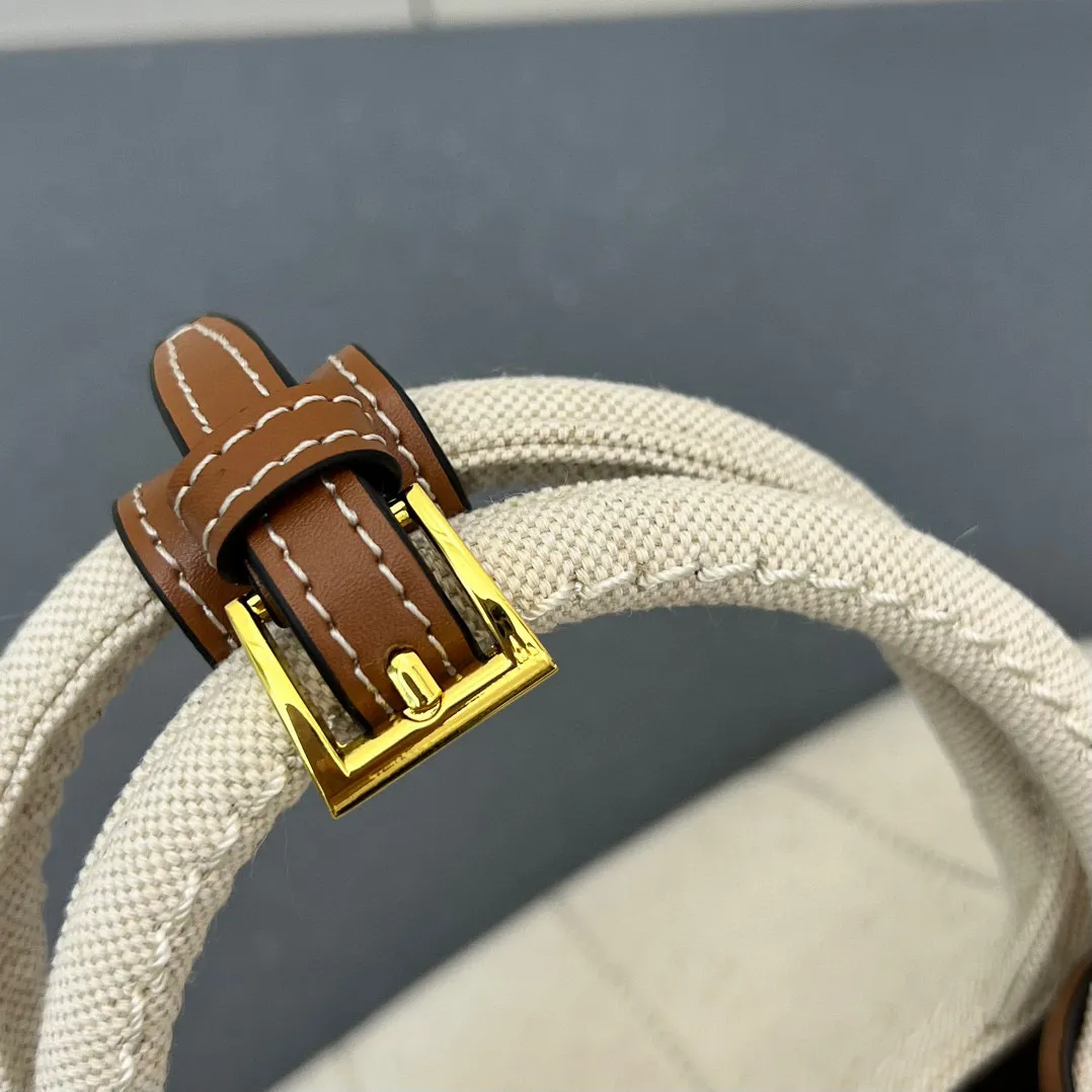 💰200包邮‼️ 新品首发*+2025summer新品亚麻混纺配皮托特包 小号 优雅时尚夏日度假风情托特包 采用亚麻混纺面料精心打造 配以牛皮双腕带 正面标志性字母徽标压花 超实用的托特包造型 配有可拆卸皮革钥匙环 简约精致内里容量超大超好用 简直是太棒了 .时尚潮人新宠 完美细节媲美砖柜超级棒5炎评价 size:25*19*15cm 型号:1BD678