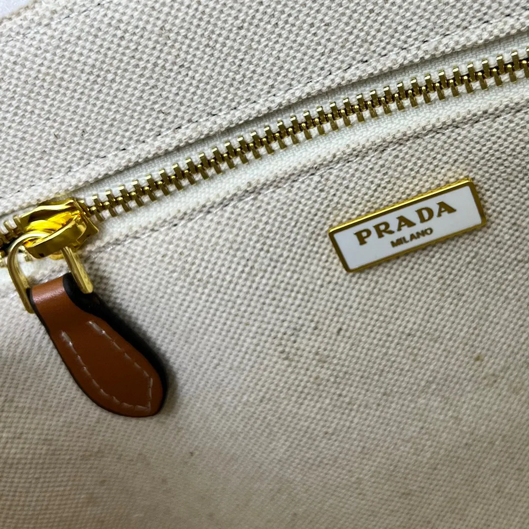 💰200包邮‼️ 新品首发*+2025summer新品亚麻混纺配皮托特包 小号 优雅时尚夏日度假风情托特包 采用亚麻混纺面料精心打造 配以牛皮双腕带 正面标志性字母徽标压花 超实用的托特包造型 配有可拆卸皮革钥匙环 简约精致内里容量超大超好用 简直是太棒了 .时尚潮人新宠 完美细节媲美砖柜超级棒5炎评价 size:25*19*15cm 型号：1BD678