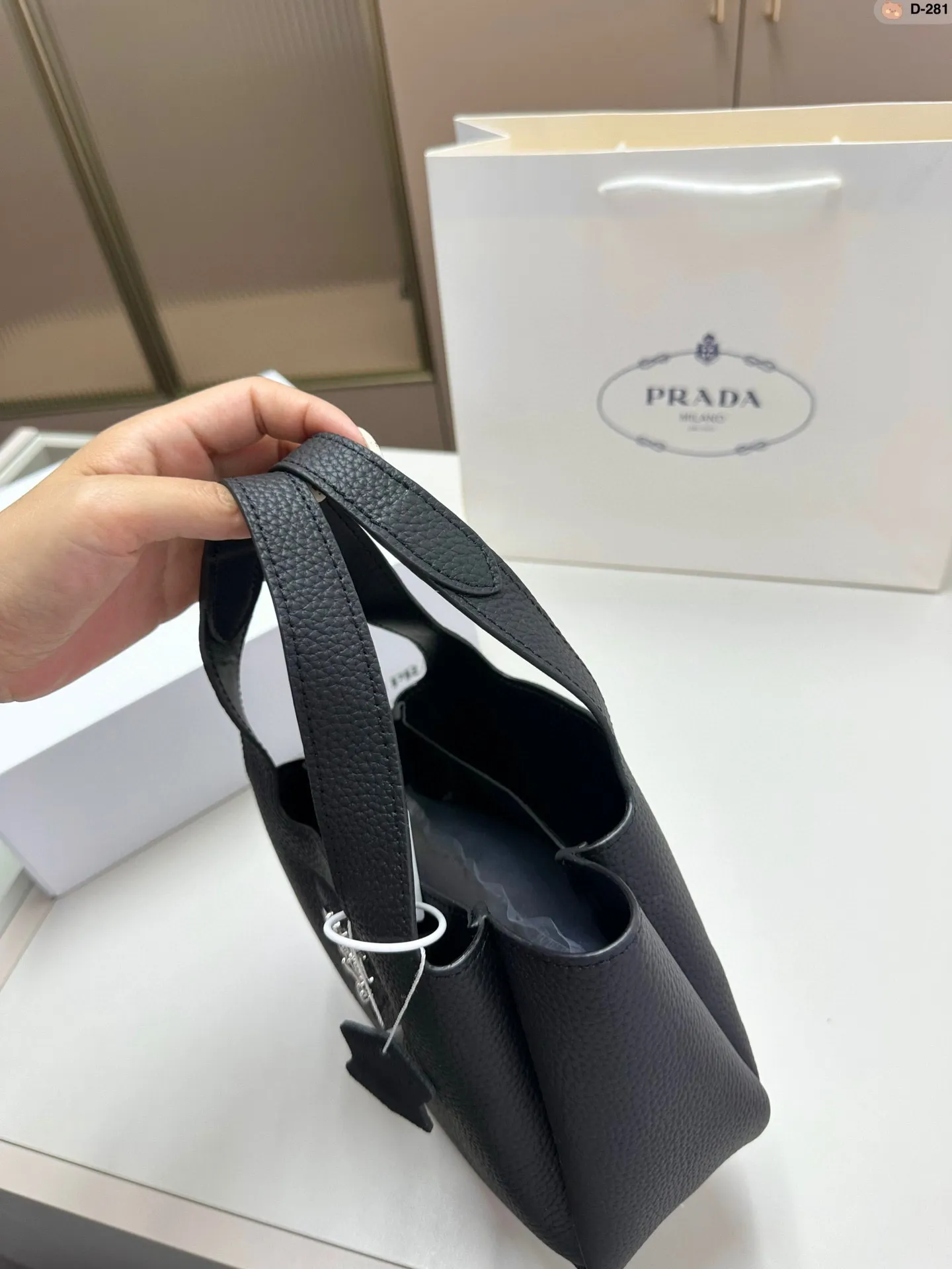 💰p180 普拉达爆款 网红同款 菜篮子 Prada 购物袋牛皮 D-281尺寸18.8.16 折叠盒