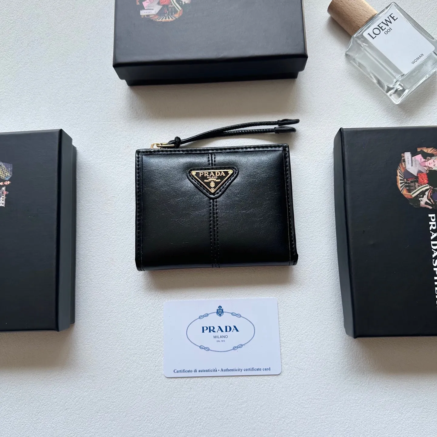 p95🎀🎀颜色 黑 灰 粉🎀尺寸 11x10🎀普拉达👏时尚钱包，优质油蜡牛皮👍🏻高档五金配件，内阁丰富，超级实用❗️现货高品质！
