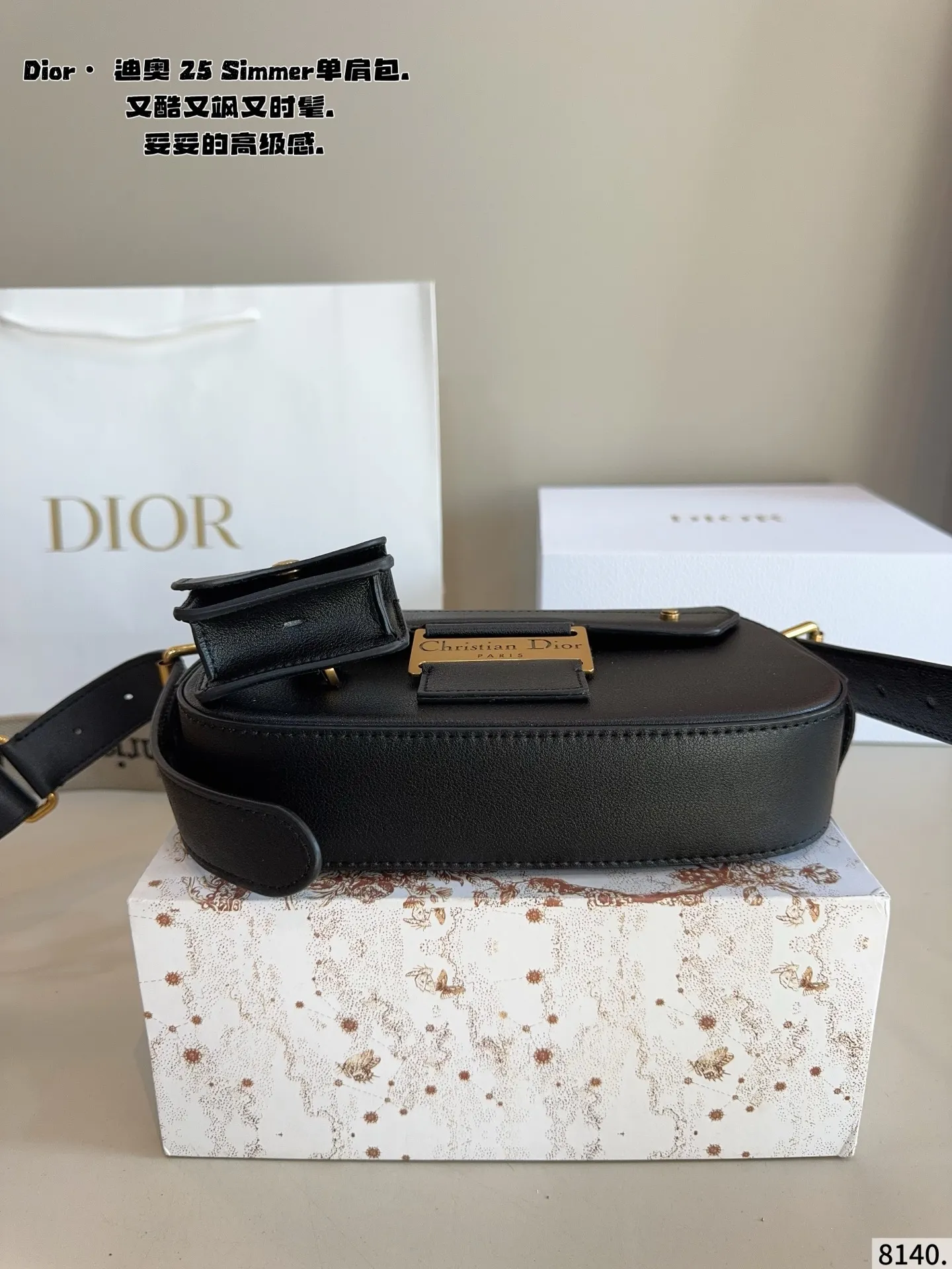 p275配礼盒🎁. 迪奥DIOR streetchie 单肩包. 小小的盒子包配一条酷酷的宽肩带 凹照型必备 超吸睛 精致的一只 无敌巨可爱 集美们 冲它尺寸:24*5*13cm