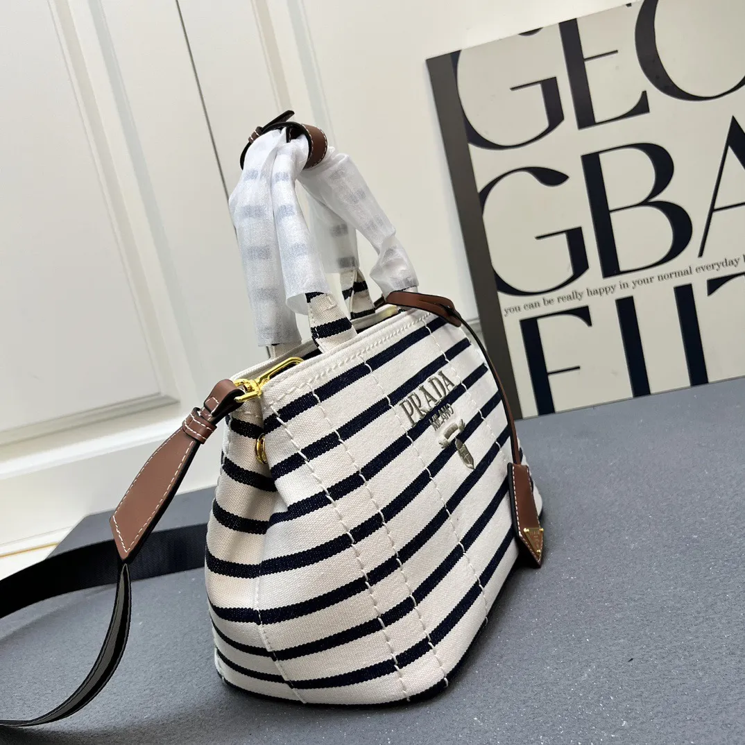 💰200包邮❗ 2025summer新品亚麻混纺配皮托特包小号 优雅时尚夏日度假风情托特包 采用亚麻混纺面料精心打造 配以牛皮双腕带 正面标志性字母徽标压花 超实用的托特包造型 配有可拆卸皮革钥匙环 简约精致内里容量超大超好用 简直是太棒了 .时尚潮人新宠 完美细节媲美砖柜超级棒5炎评价 size:25*19*15cm 型号:1A678