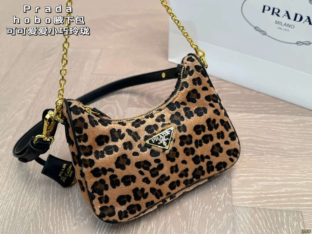 ¥130 普拉达hobo腋下包 Prada如影随形 充满了不一样的帅气感 甜酷辣妹穿搭必备 尺寸 22 12