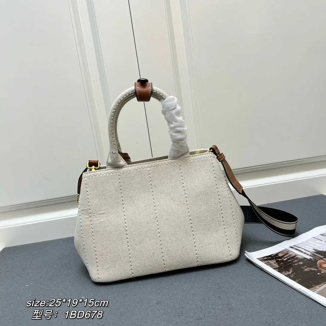 💰200包邮‼️ 新品首发*+2025summer新品亚麻混纺配皮托特包 小号 优雅时尚夏日度假风情托特包 采用亚麻混纺面料精心打造 配以牛皮双腕带 正面标志性字母徽标压花 超实用的托特包造型 配有可拆卸皮革钥匙环 简约精致内里容量超大超好用 简直是太棒了 .时尚潮人新宠 完美细节媲美砖柜超级棒5炎评价 size:25*19*15cm 型号:1BD678