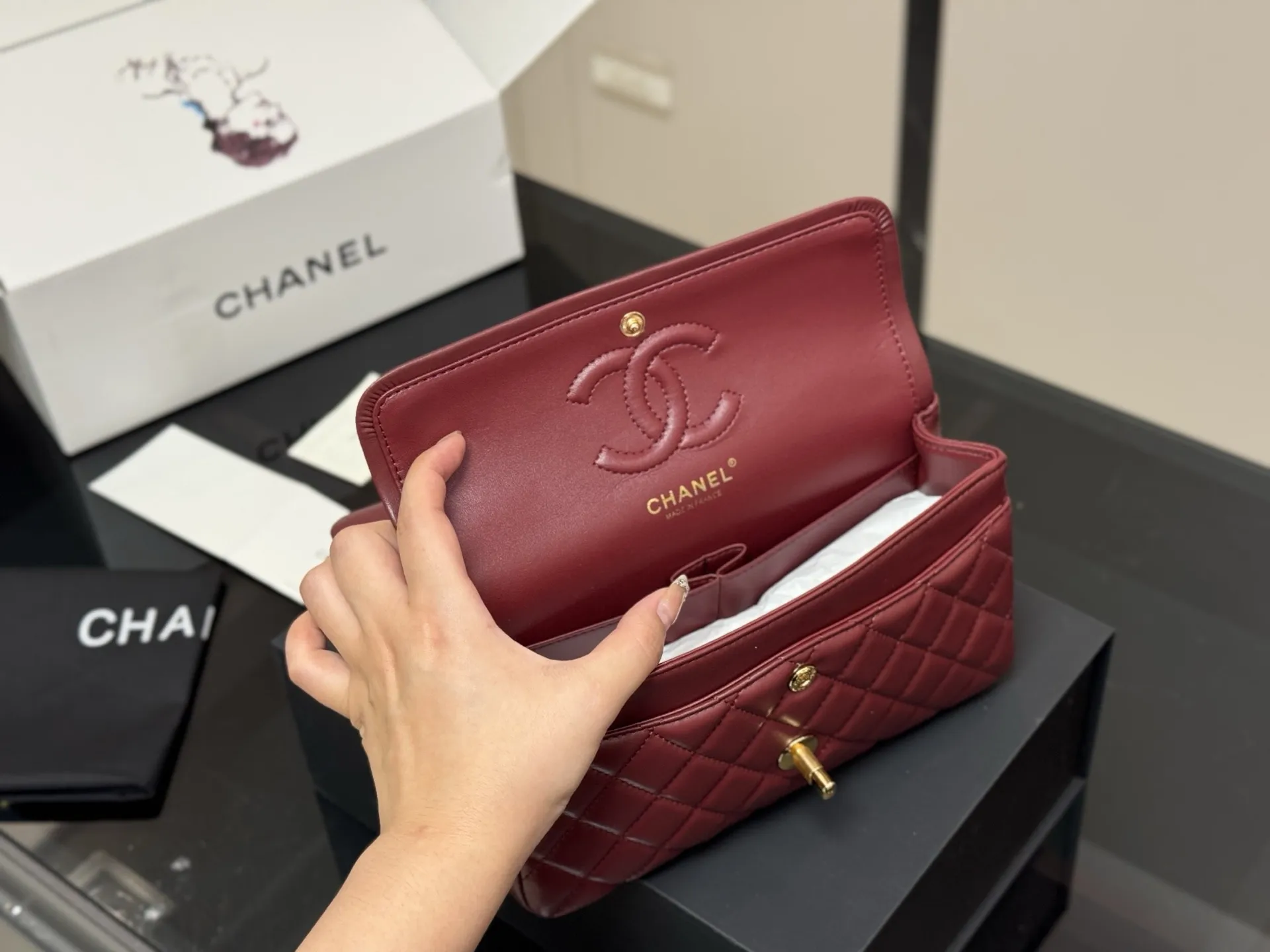 &yen;185 配折叠盒飞机盒 size:23cm 香奈儿 cf我们一直很用心在做 秒杀其他市面上的货 顶级原单鱼子酱 很舒服的一种！ 不管您是谁 稳稳hold住哦✔️✔ 四季必备单品！