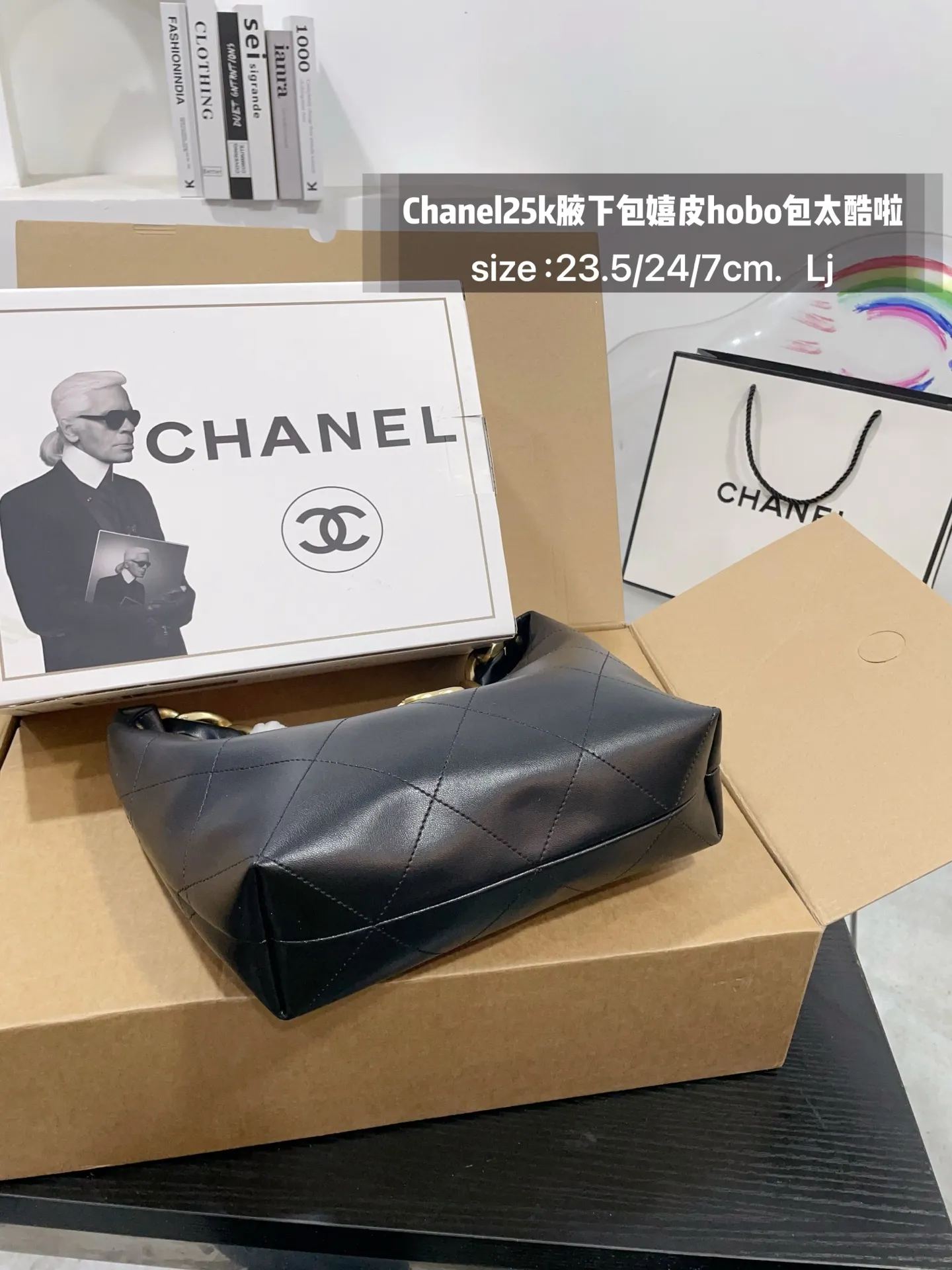 👑💰170免税店包装 Chanel25k腋下包嬉皮hobo包太酷啦25k嬉皮hobo包经典大菱格,大粗链条沉甸甸的金链条很有分量感 表面做旧效果,很有Vintage中古感; 包身柔软容量非常大,好看又能装的hobo谁能拒 绝 上身随性又潇洒~ 尺寸,23.5/24/7cm