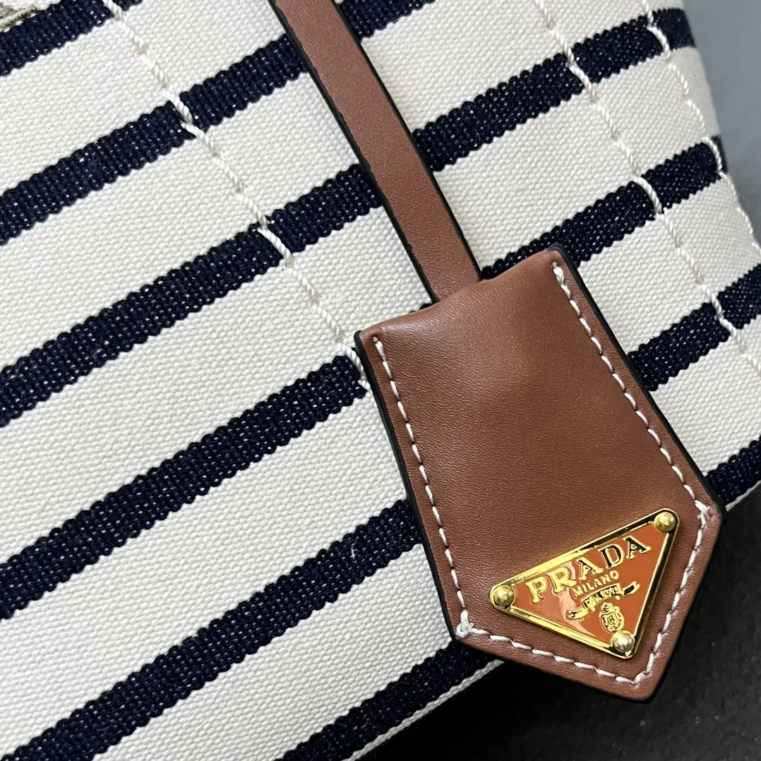 💰200包邮❗ 2025summer新品亚麻混纺配皮托特包小号 优雅时尚夏日度假风情托特包 采用亚麻混纺面料精心打造 配以牛皮双腕带 正面标志性字母徽标压花 超实用的托特包造型 配有可拆卸皮革钥匙环 简约精致内里容量超大超好用 简直是太棒了 .时尚潮人新宠 完美细节媲美砖柜超级棒5炎评价 size:25*19*15cm 型号：1A678