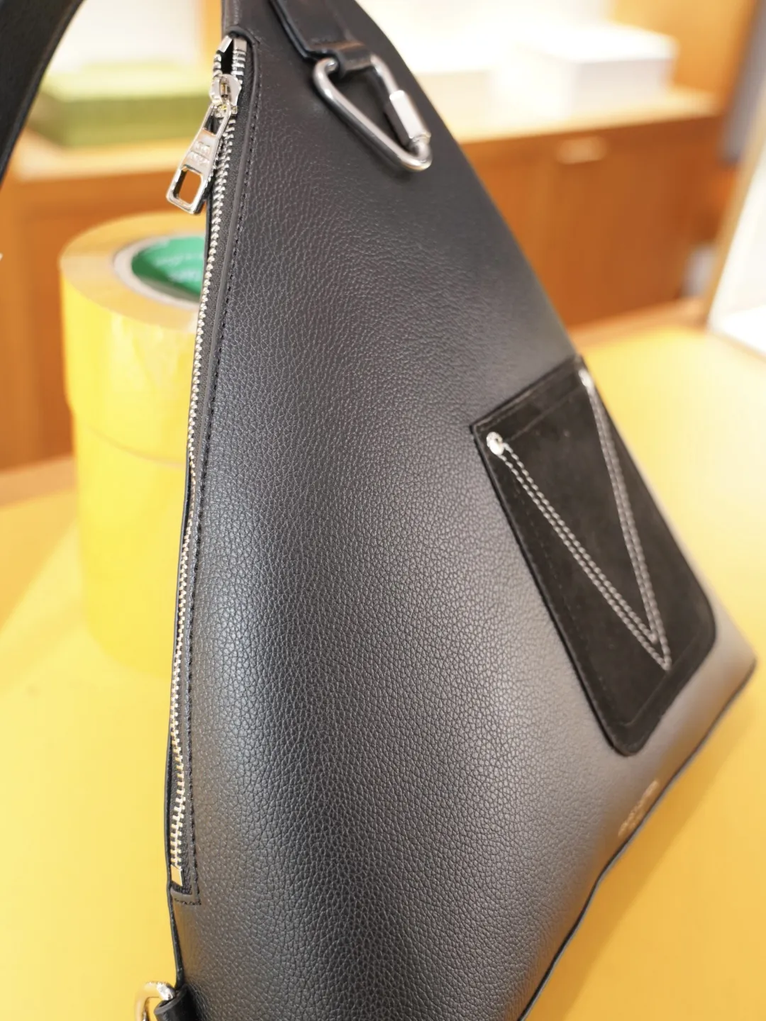 P115 🇮🇹 普拉达 官网同步 高版本 胸包 永恒不过时的标志性产品 纯原单牛皮 顶级五金制作 非市面普通版本 今年PRADA最爱的款式 全部实拍 实用性非常高 完全不用担心穿搭 【规格:30x35x5】