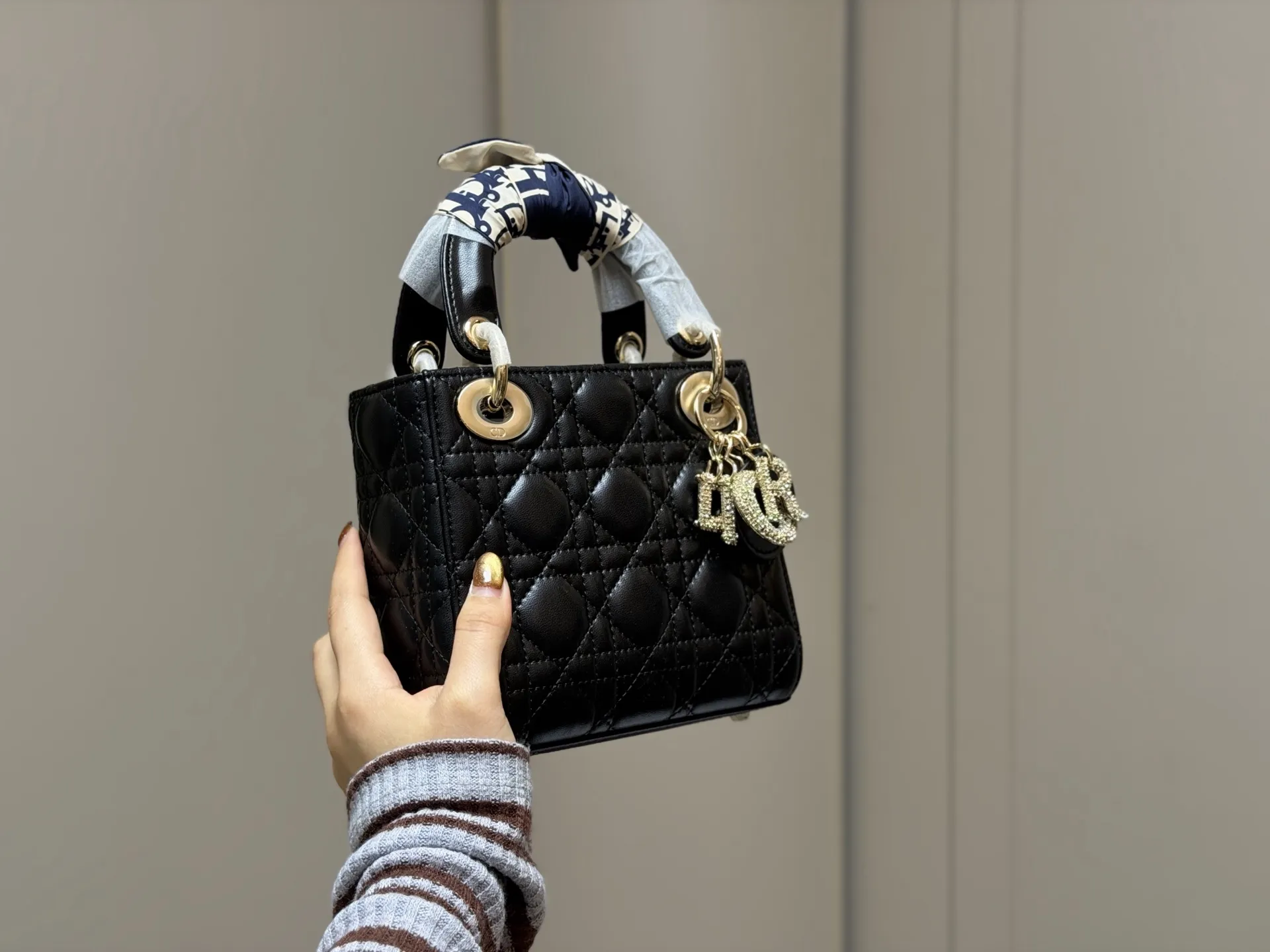 &yen;205 配折叠盒 尺寸:17*13cm 高品版.升级出货 ✅ 迪奥 戴妃羊皮 每个颜色真的太好看啦 是不是都需要它！