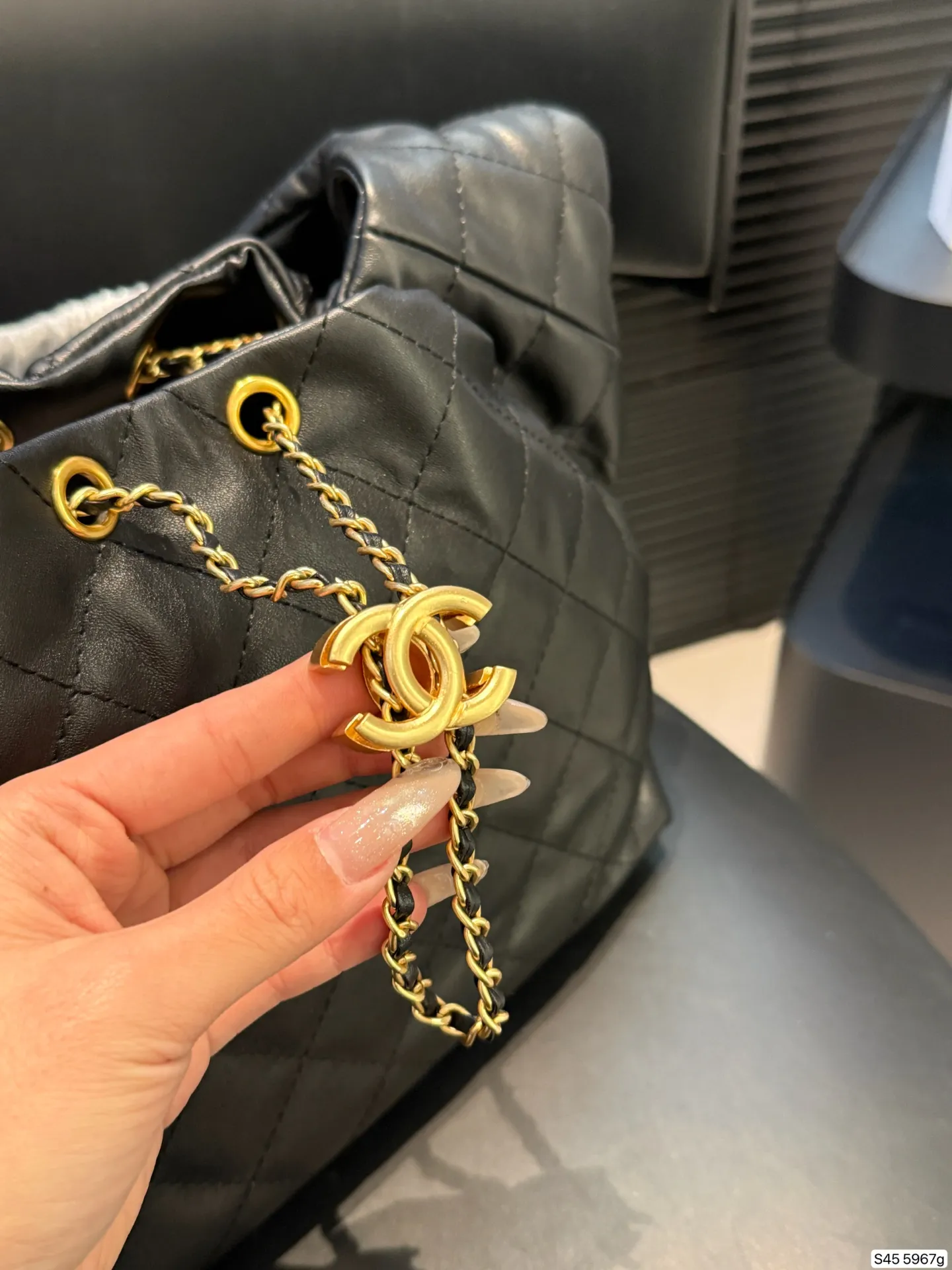 P275 香奈儿新款hobo✅行情早知道🔑少见的推荐 香奈儿2025年推出了全新的Hobo包金属双C扣和链条肩带等设计细节,结合复古与现代元素,成为备受期待的new girl。 尺寸27 21 货号5967