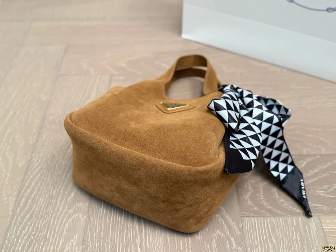 &yen;145/&yen;140 普拉达 PRADA 手提托特包独特设计时尚又经典 超级百搭 日常通勤皆可 上身又A又飒 尺寸24 20/17 15