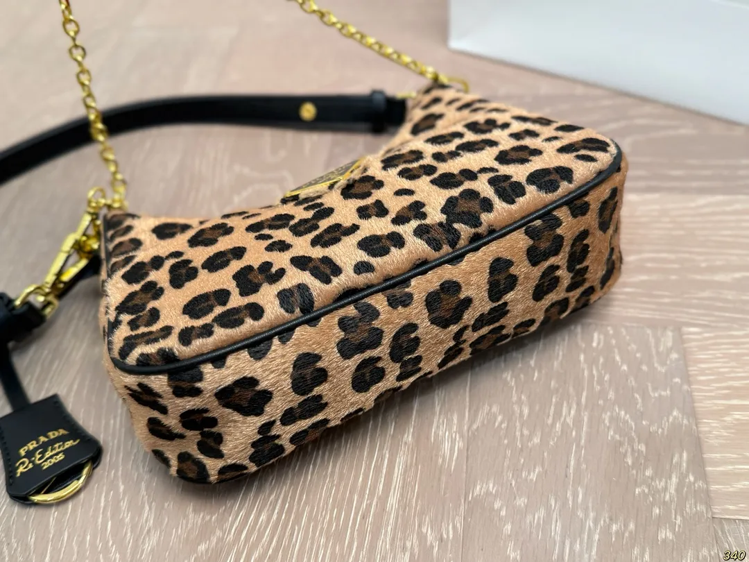 ¥130 普拉达hobo腋下包 Prada如影随形 充满了不一样的帅气感 甜酷辣妹穿搭必备 尺寸 22 12