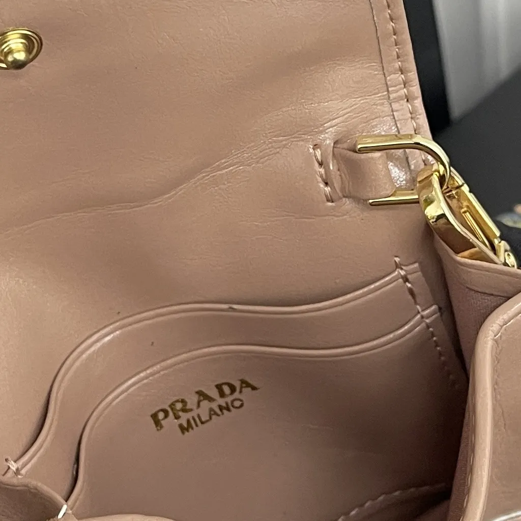 💰115包邮❗ PRADA普拉达 油腊皮珐琅金属三角形标志按扣开合 皮革 卡包 常规 女款 编号312 颜色黑色,粉色,灰色