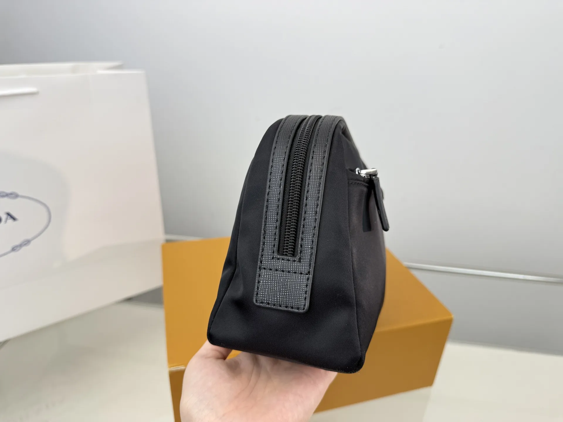 （无盒⚠️）p105 Prada 普拉达 尼龙布手拿包 手包 经典百搭 实物拍摄 原厂原版面料 size：12*22cm