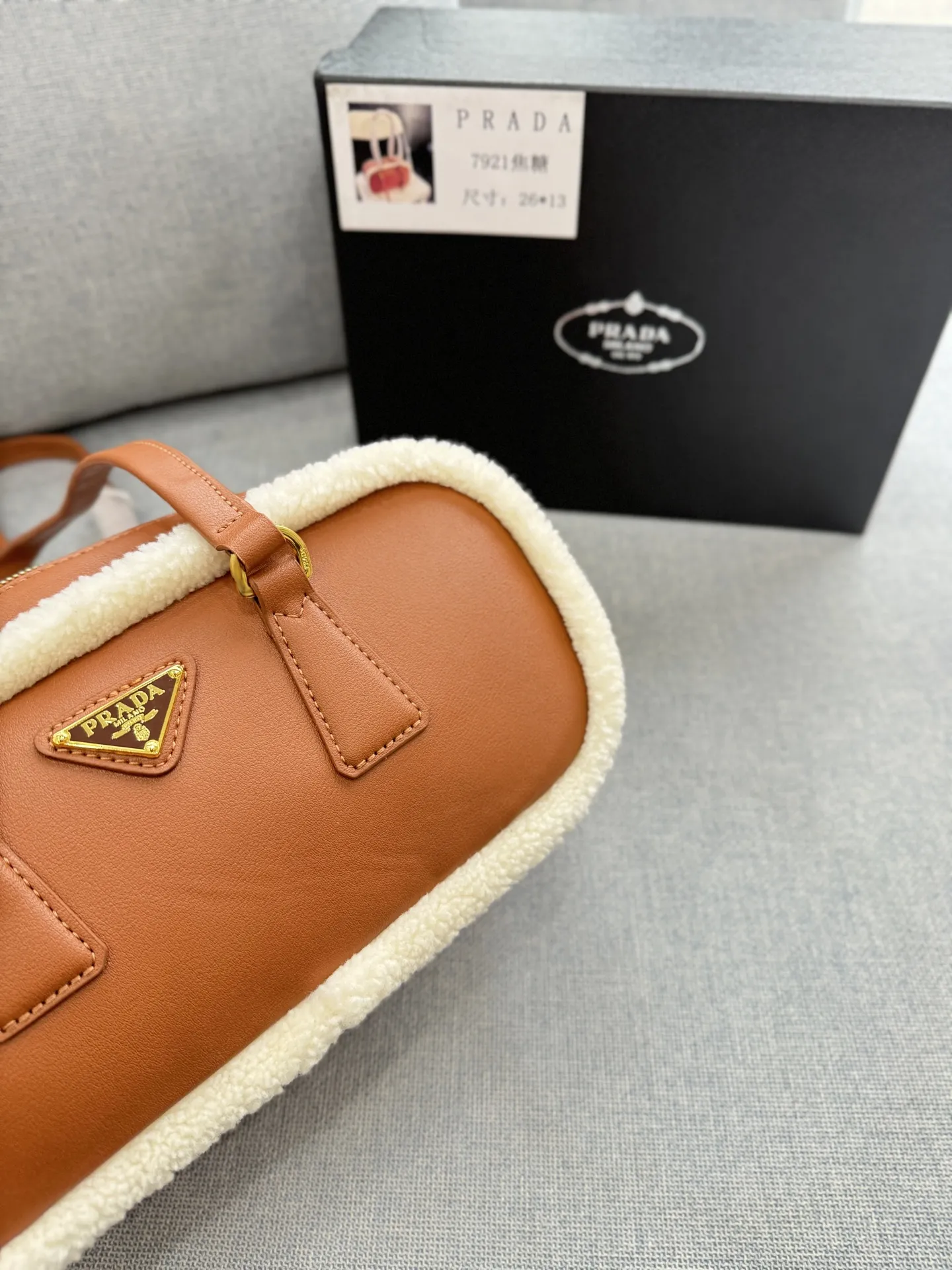 💰150 天地盖 size:28×15 PRADA普拉达 腋下包 手提单肩包 皮质手感柔软细腻,自带淡淡的皮香味,巧妙融合多种元素,呈现出独特而时尚的美学风格, 简约又有质感~