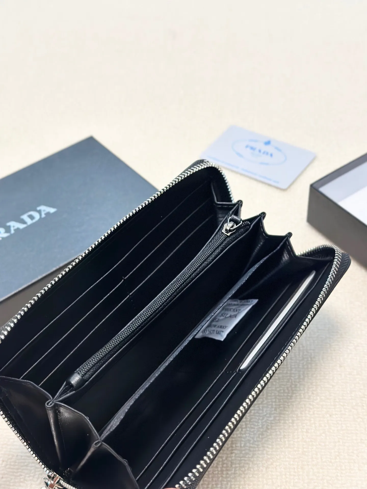 P100🎀🎀颜色 黑🎀尺寸 21x11🎀✨普拉达男士手包💎💎石头纹牛皮🐂,一流手感媲美专柜正品👍,看细节👀多卡位大容量,现货供应