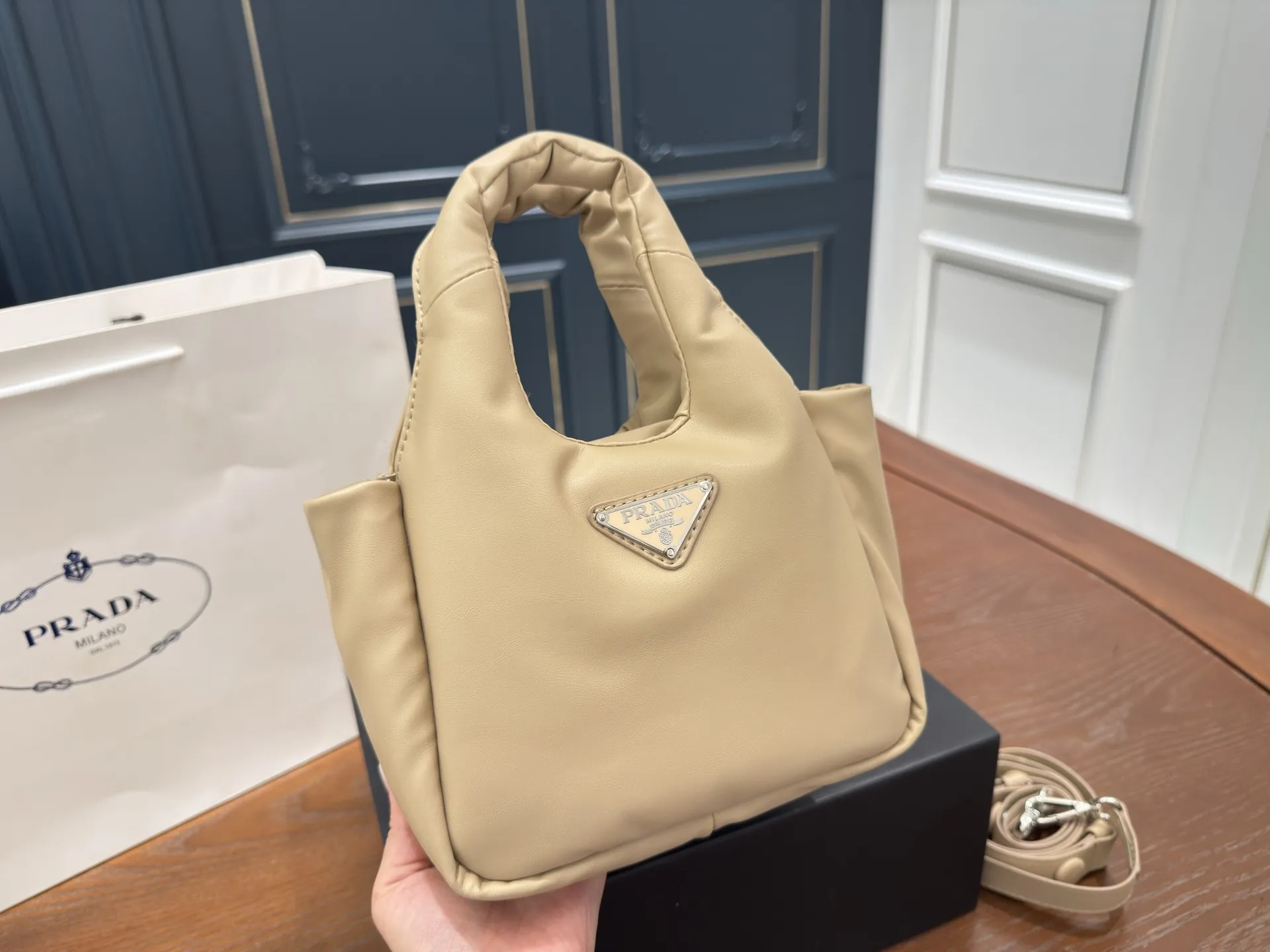 （折叠盒⚠️）p170 Prada洋气单品 普拉达菜篮子包 这个系列将是Prada接下来一整季的主打款式。Prada 手袋的曲线型设计分外醒目，当手包很优雅，时尚百搭！打麻将逛街也很轻便哦！尺寸 17 15