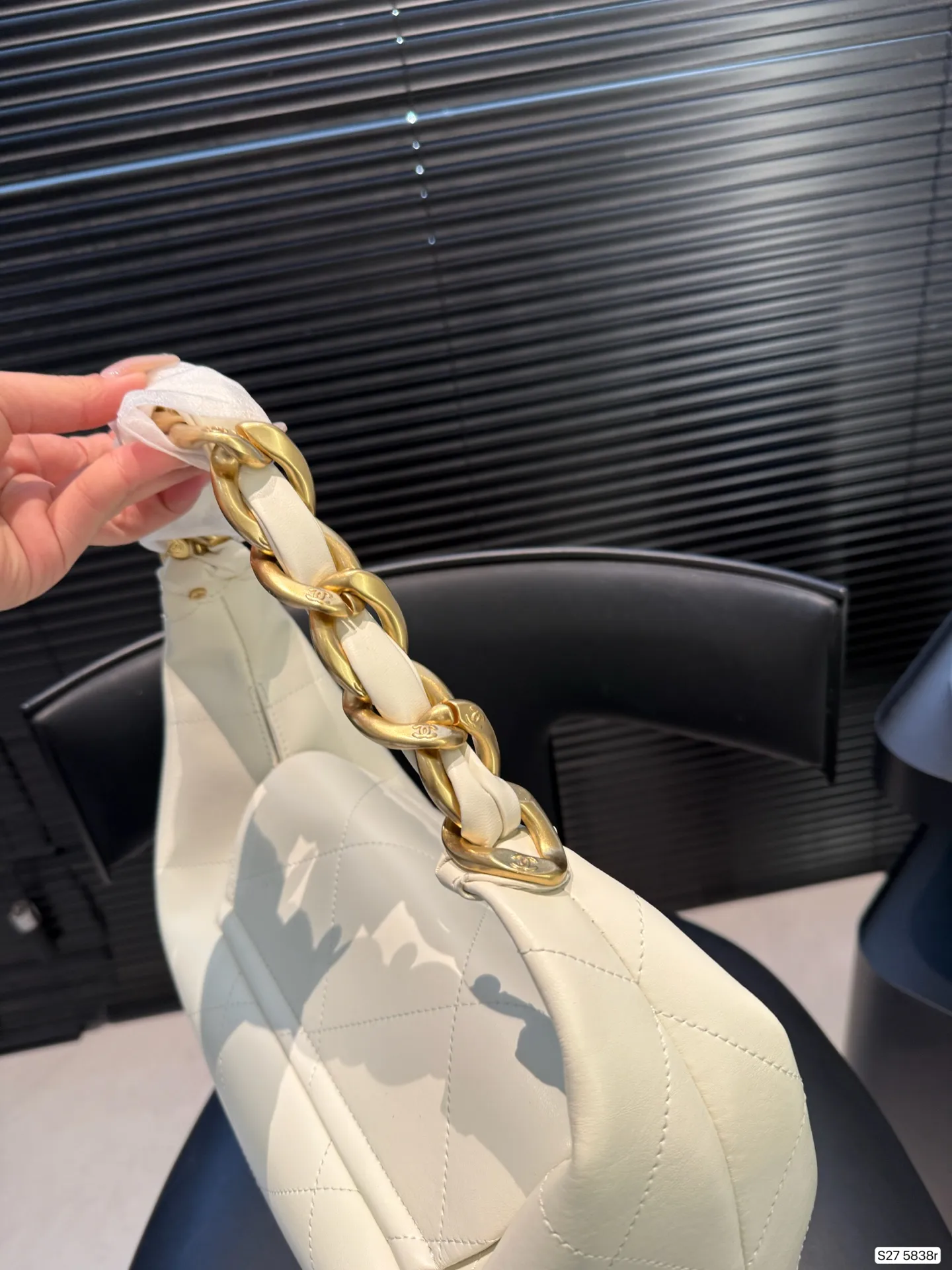 P185 Chanel奶白编织链包|是仙女包没错了 谁能拒绝奶白色的温柔暴击⁉️ 香奈儿这系列把优雅刻进了DNA 日常通勤、出街都能搭 菱格纹+编织金属链手柄 奶白色皮质干净又高级 金色双C扣精致感拉满,温柔又大气 尺寸32 27 货号5838