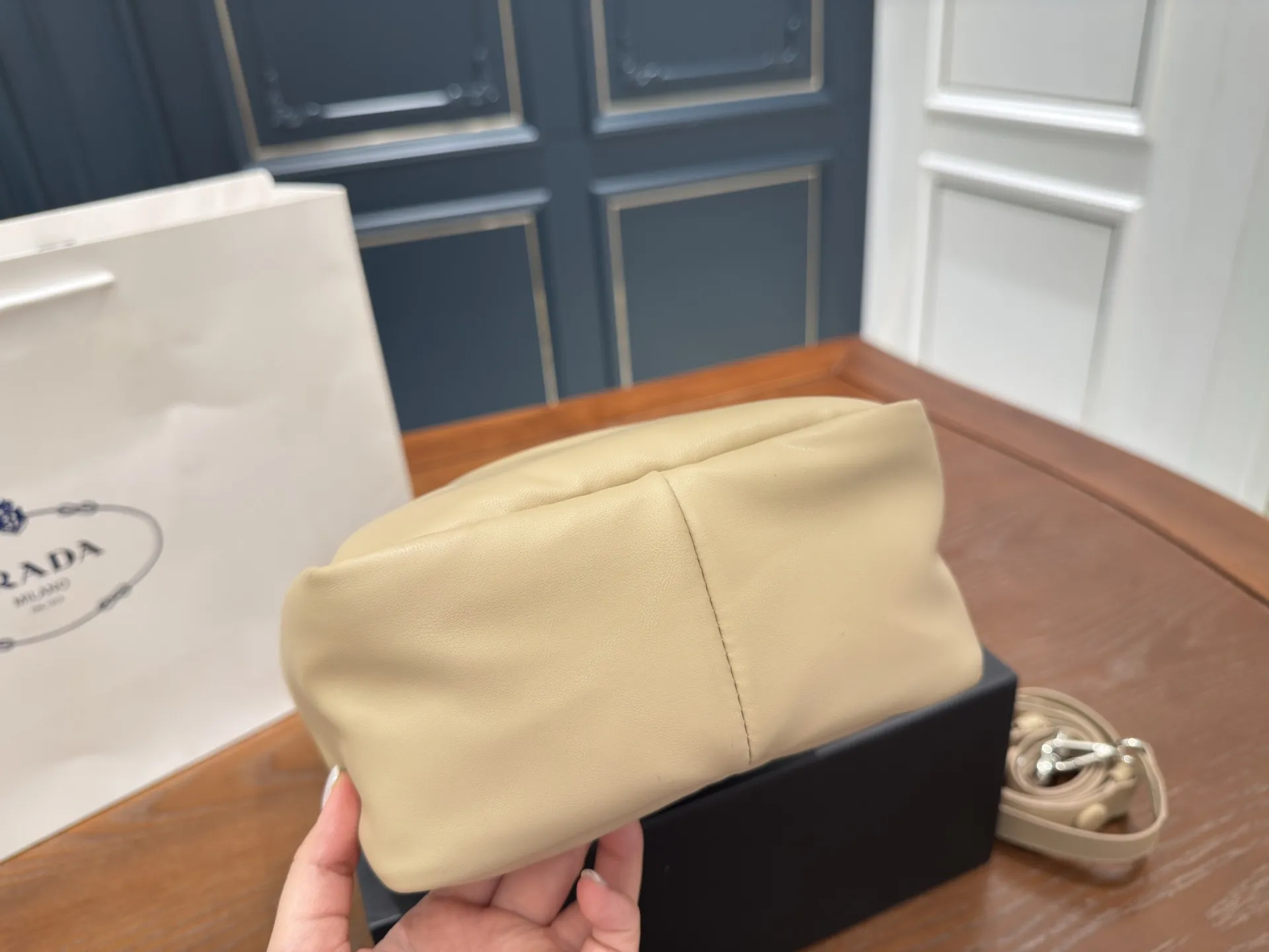 (折叠盒⚠️)p170 Prada洋气单品 普拉达菜篮子包 这个系列将是Prada接下来一整季的主打款式。Prada 手袋的曲线型设计分外醒目,当手包很优雅,时尚百搭!打麻将逛街也很轻便哦!尺寸 17 15