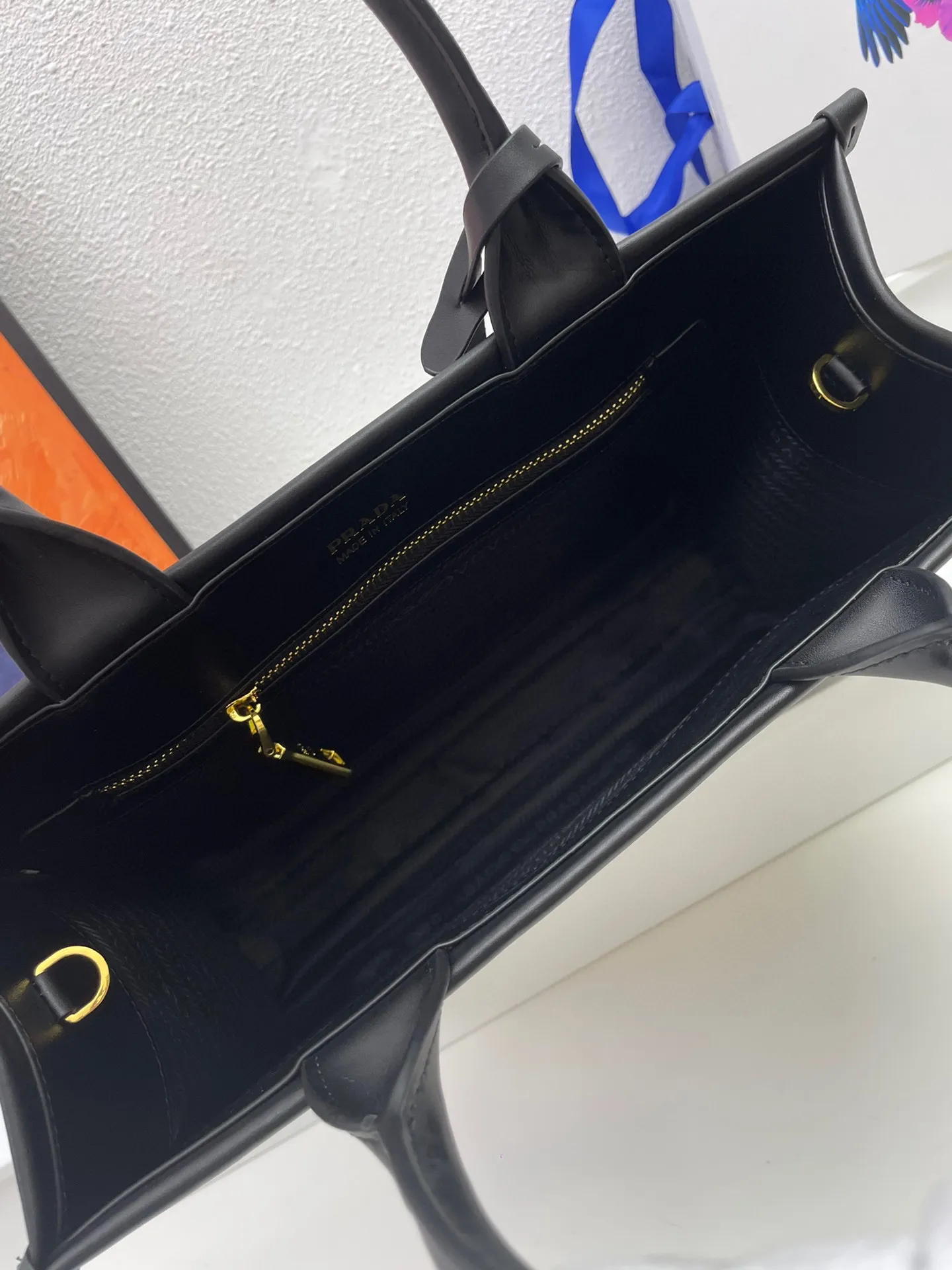 💰228包邮❗ 𝐏𝐫𝐚𝐝𝐚全牛皮托特包Saffiano皮革提手设计,110厘米可拆卸三角小包,可调式Saffiano皮革长肩带💕太美了😘可仙可酷😎,什么场合都适合。又是一款网红/明星认可的爆款👏👏赶紧入手吧😘美美们😘 款号:1BA270 尺寸:33-25-11