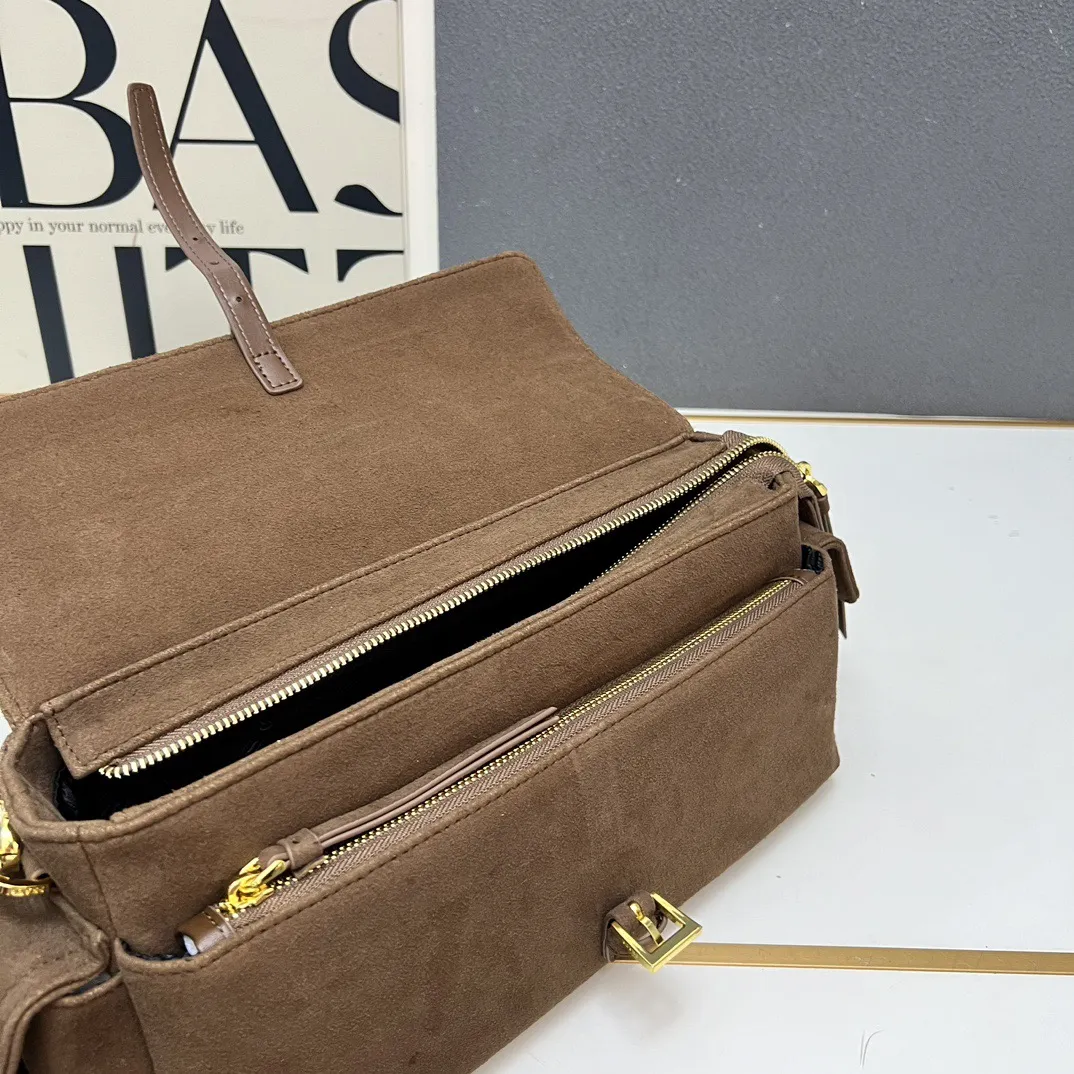 💰240包邮❗ 新款邮差包🎉1A395全皮🎉 这款手袋完美融合精致与功能性,采用再生尼龙材质,轮廓柔和,配有多个口袋。轻盈实用的设计结合运动与百搭元素,饰有涂珐琅三角形金属徽标,搭配皮革细节。配有2条肩带可拆卸,容量大,太完美,又是一款永久不过时爆款,大号男女共用,赶紧入手吧 小号:长30x高14x底10cm