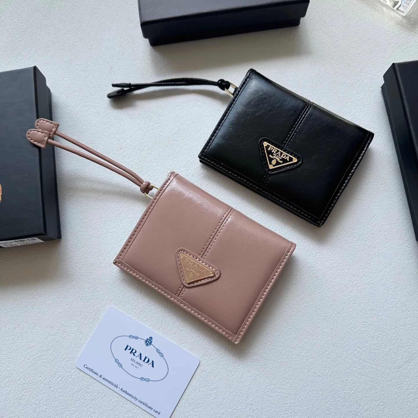 p95🎀🎀颜色 黑 灰 粉🎀尺寸 11x10🎀普拉达👏时尚钱包，优质油蜡牛皮👍🏻高档五金配件，内阁丰富，超级实用❗️现货高品质！