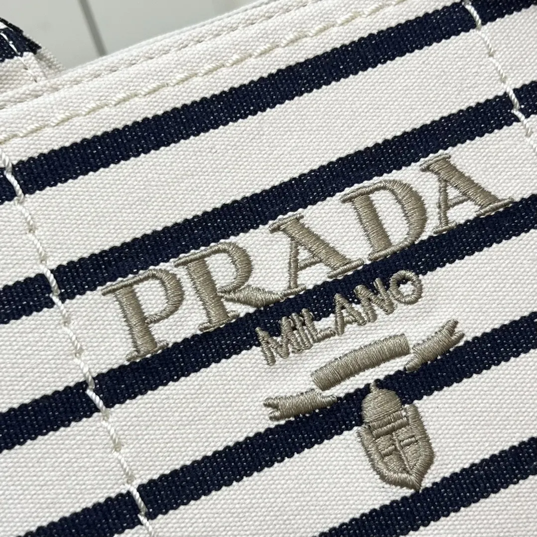 💰200包邮❗ 2025summer新品亚麻混纺配皮托特包小号 优雅时尚夏日度假风情托特包 采用亚麻混纺面料精心打造 配以牛皮双腕带 正面标志性字母徽标压花 超实用的托特包造型 配有可拆卸皮革钥匙环 简约精致内里容量超大超好用 简直是太棒了 .时尚潮人新宠 完美细节媲美砖柜超级棒5炎评价 size:25*19*15cm 型号：1A678