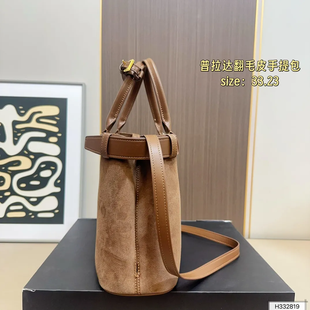 💰235 配盒⚠️尺寸33*23 Prada 普拉达 Buckle翻毛皮手提包 2024春夏系列,采用柔软麂皮,触感细腻,低调哑光质感超有氛围感。标志性金属腰带+三角徽标,辨识度满分!尺寸适中中,通勤休闲都能轻松驾驱。肩带可拆卸调节,手提斜挎随心切换,实用又时髦。简约大气,时尚爱好者必入!